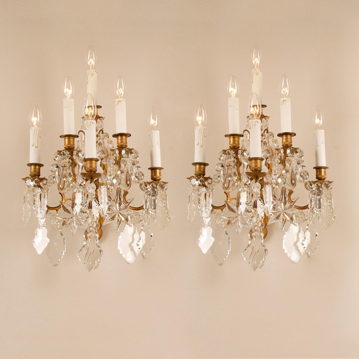 Baccarat Style Crystal sconces Antique from France
A pair large French 6 light Crystal sconces with loads star shaped pendants.
Solid gold bronze frame embellished with loads of hand cut Baccarat style crystals.
Origin France 19th century
Condition: