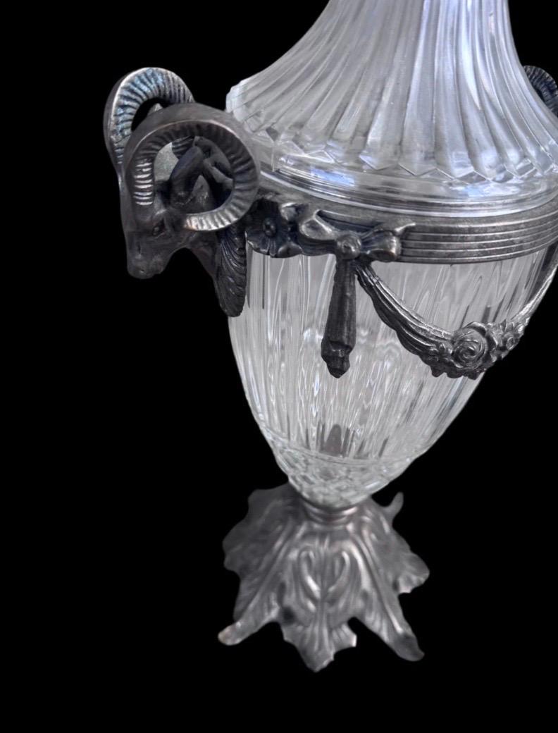 Urnes à cassettes anciennes en cristal et bronze avec couvercles et poignées à tête de bélier - Paire 

Vases Urnes en laiton et verre dans le style de Baccarat avec des poignées en forme de tête de bélier.  Les urnes ont des couvercles amovibles en