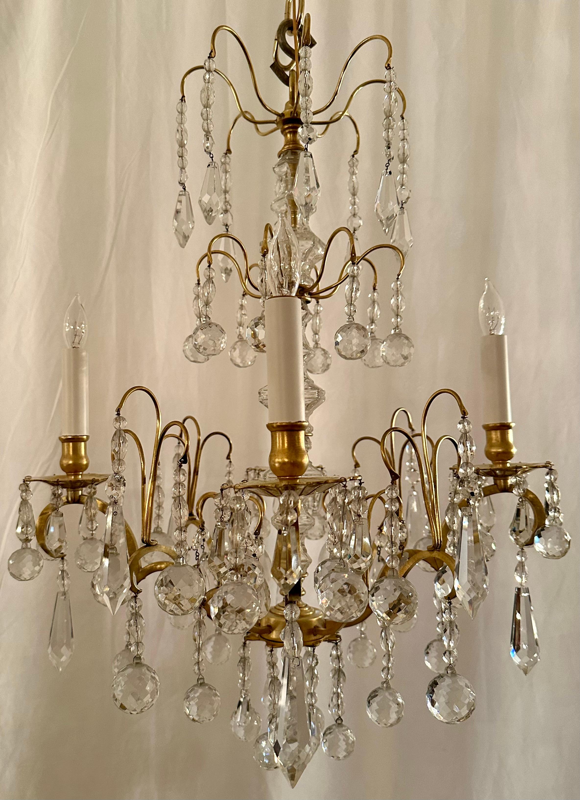 Francese Antico lampadario francese in cristallo e bronzo dorato, 1910-1920 circa. in vendita