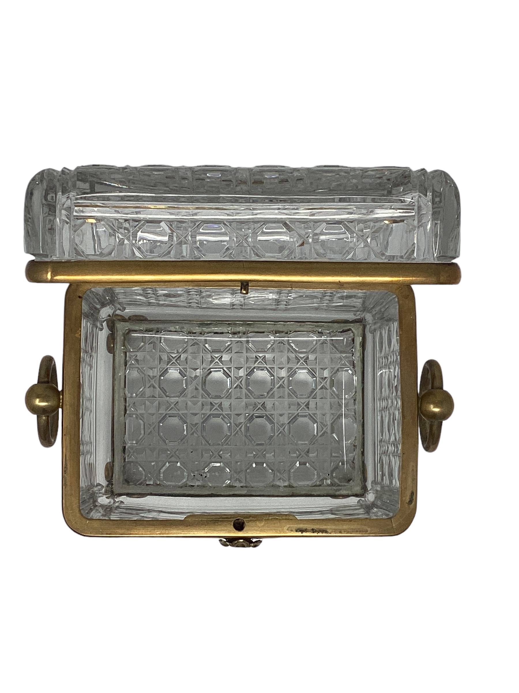 Antike französische Kristallschachtel mit Ringgriffen  im Angebot 1