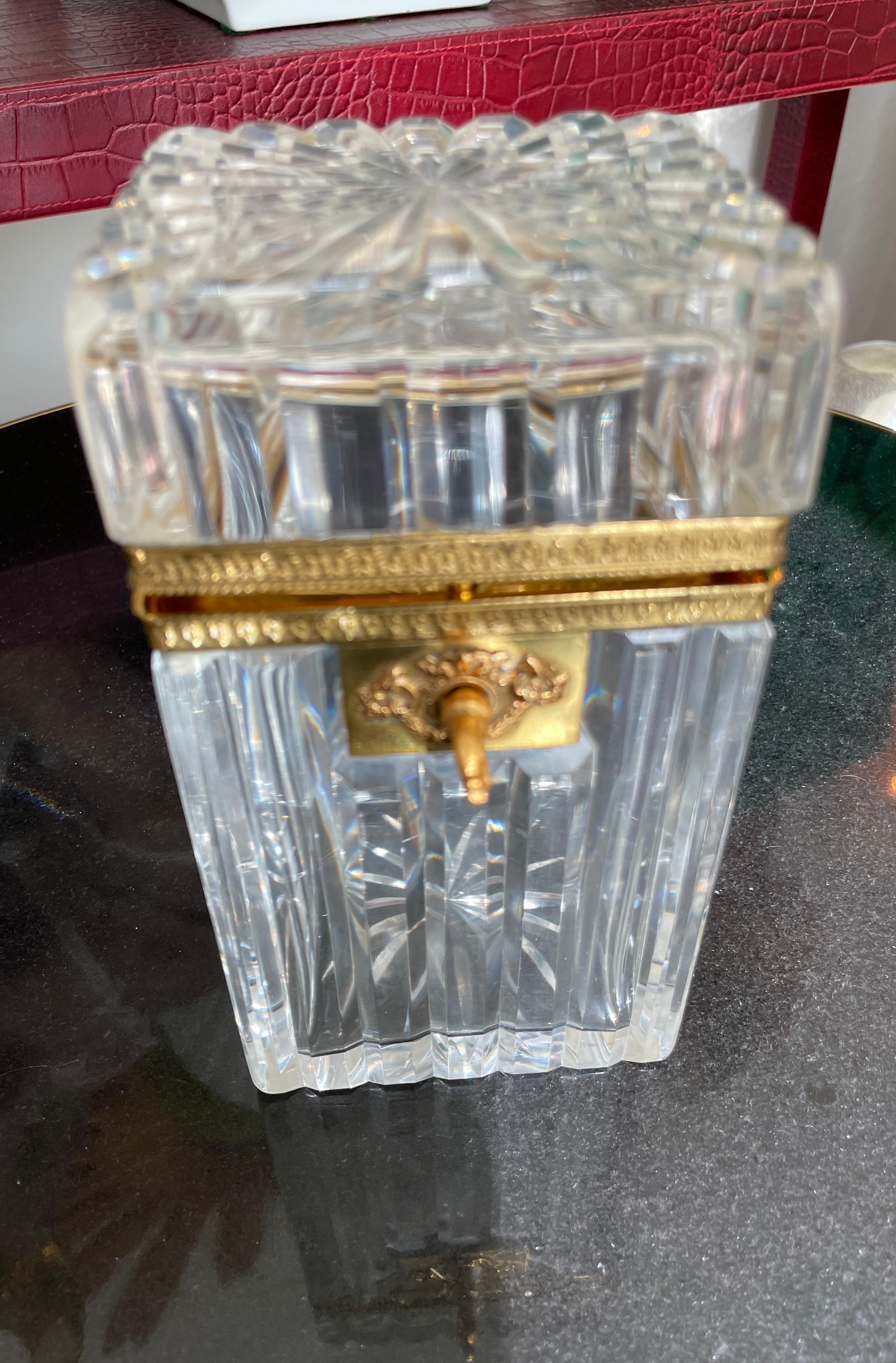  Cassettiera in cristallo francese con finiture Dore e chiave originale. Molto probabilmente è stato realizzato da Baccarat. Una rara e raffinata scatola alta.