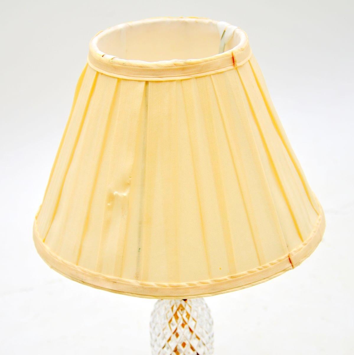 Néoclassique Lampe de table ancienne en cristal et laiton en vente