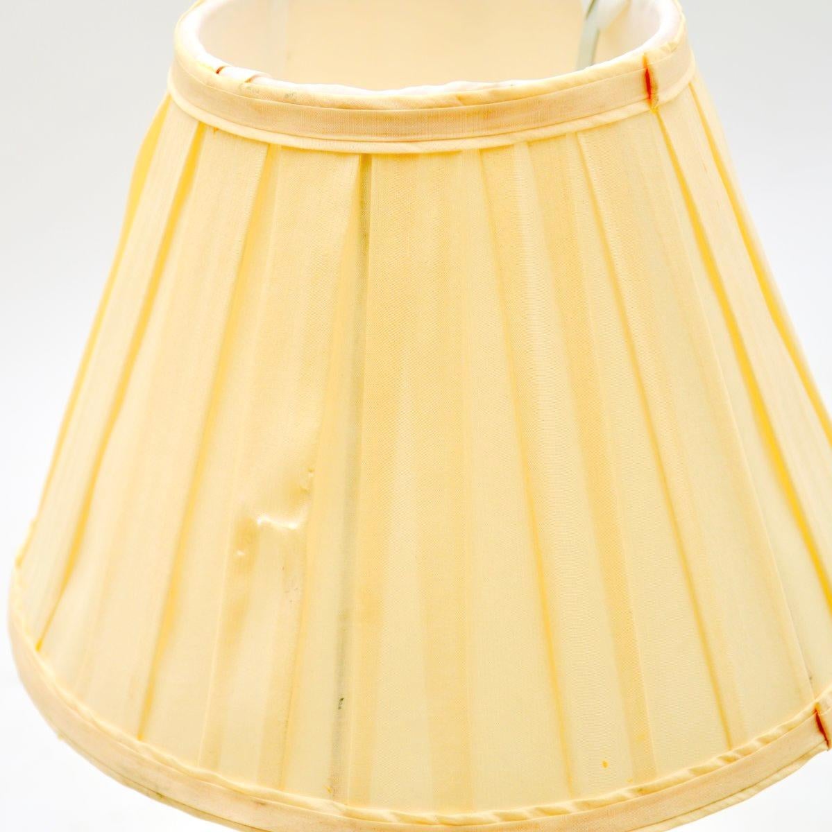 Français Lampe de table ancienne en cristal et laiton en vente