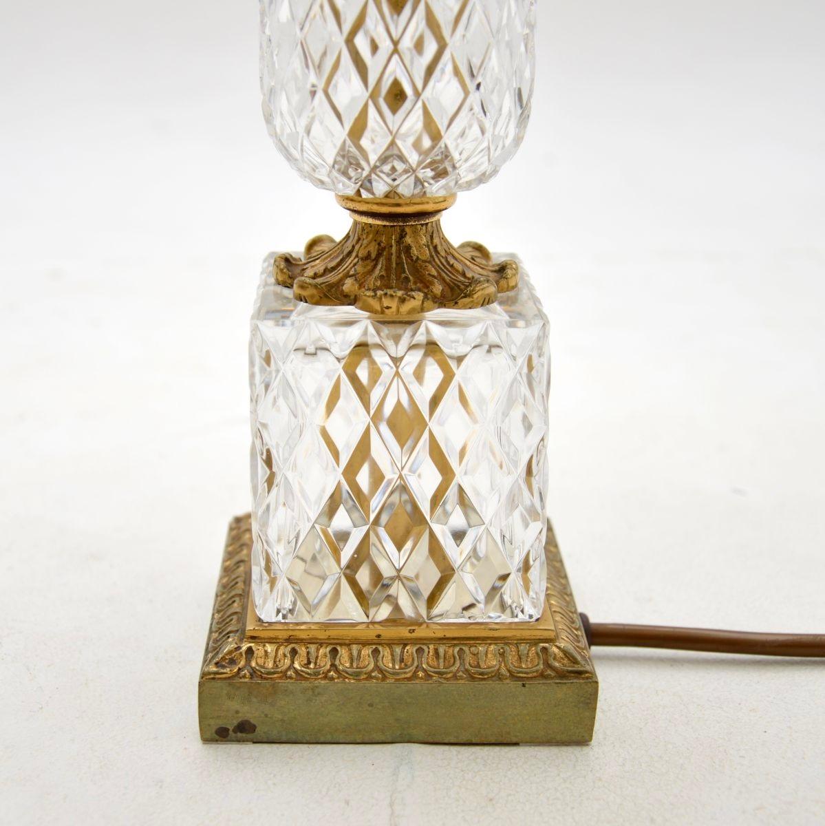 Laiton Lampe de table ancienne en cristal et laiton en vente