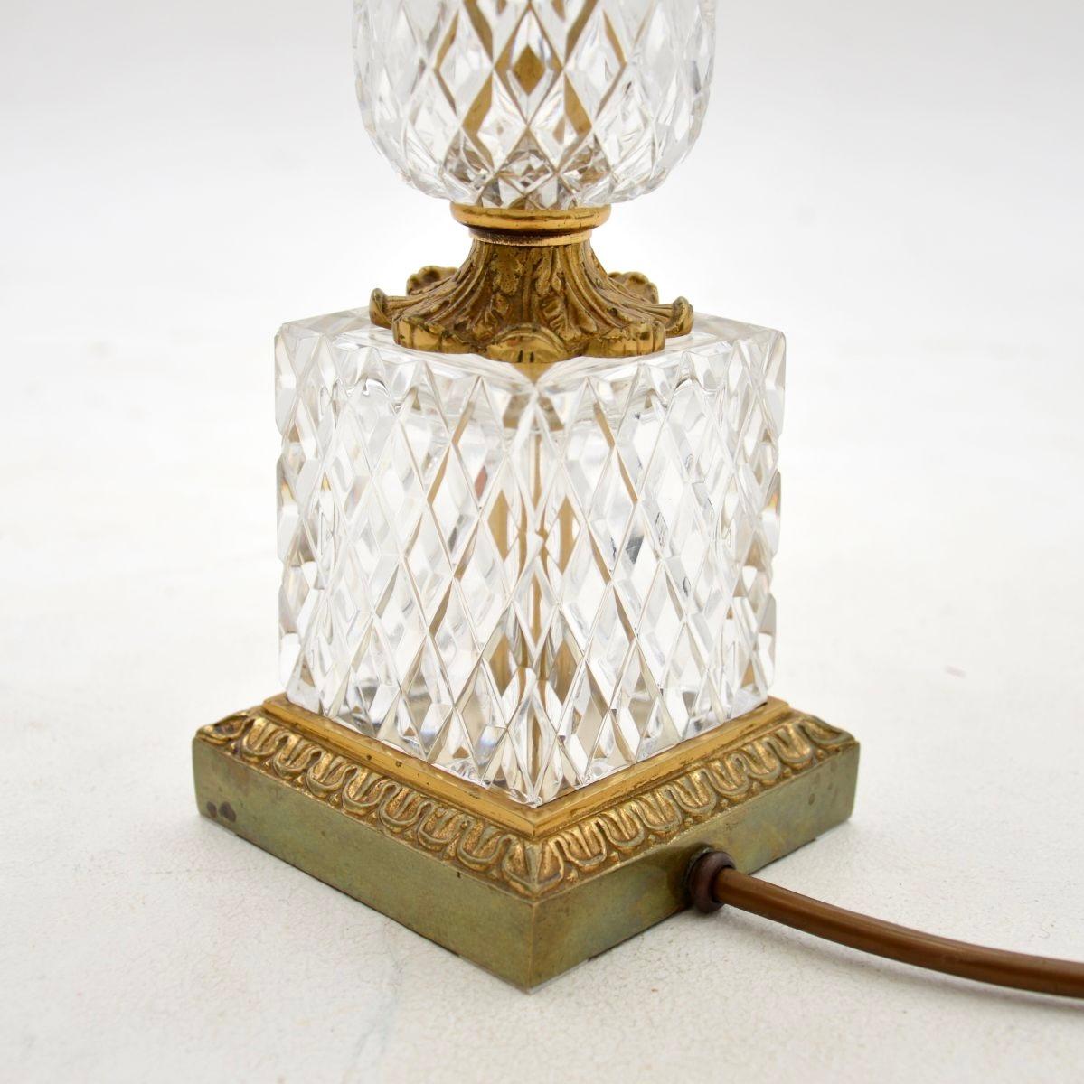 Lampe de table ancienne en cristal et laiton en vente 1