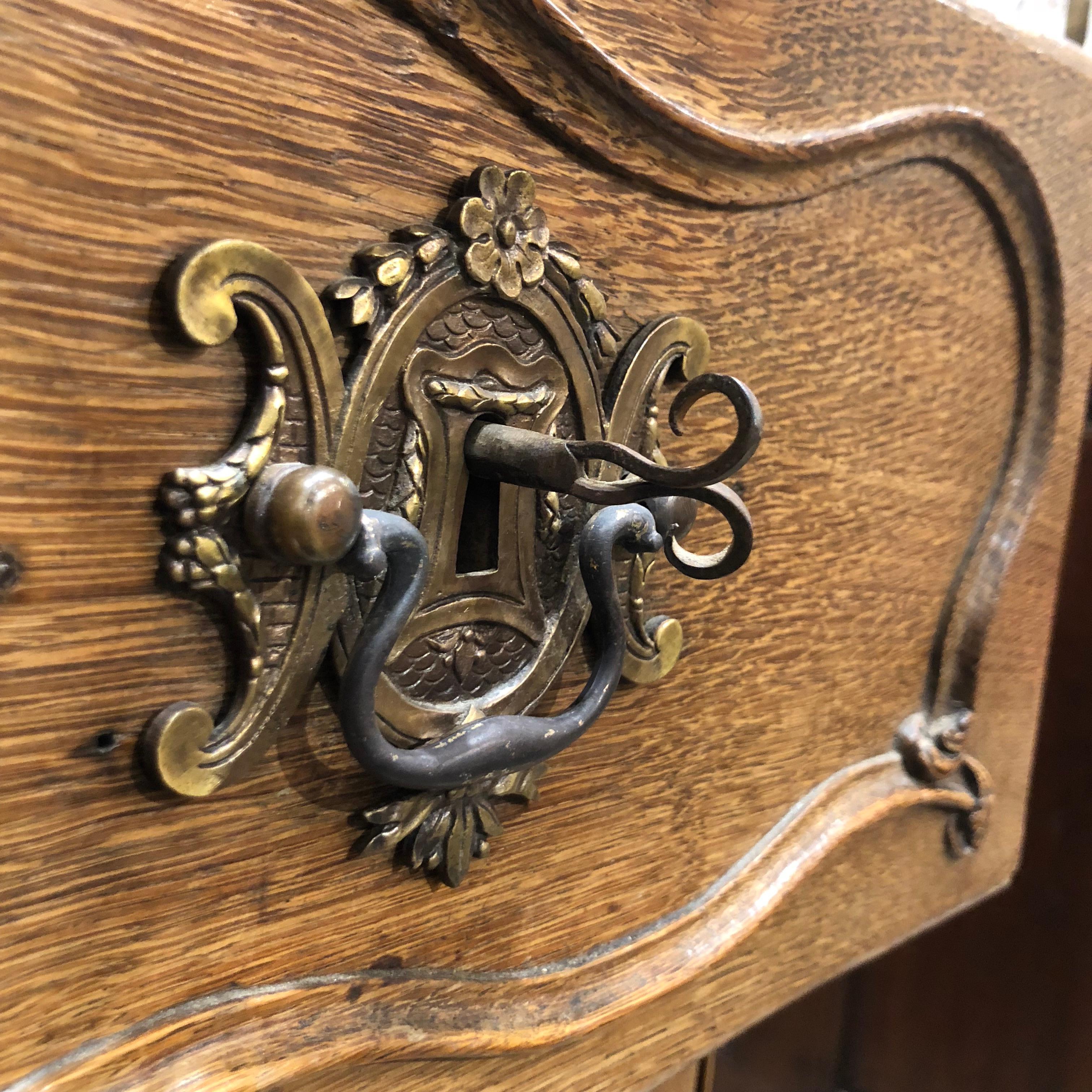 Antique French Curved-Front Chest of Drawers, circa 1900 In Good Condition In Houston, TX