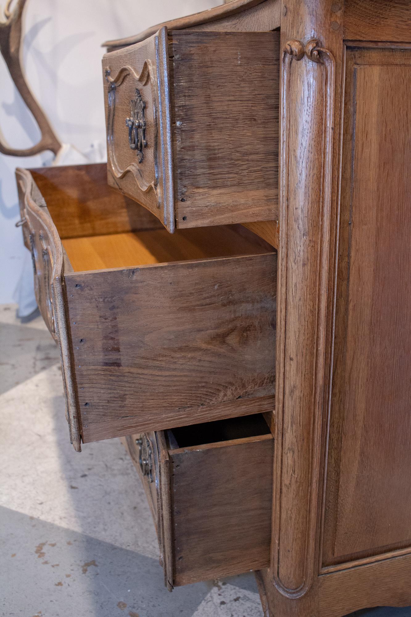 Antike französische Kommode mit gebogener Front:: um 1900 3