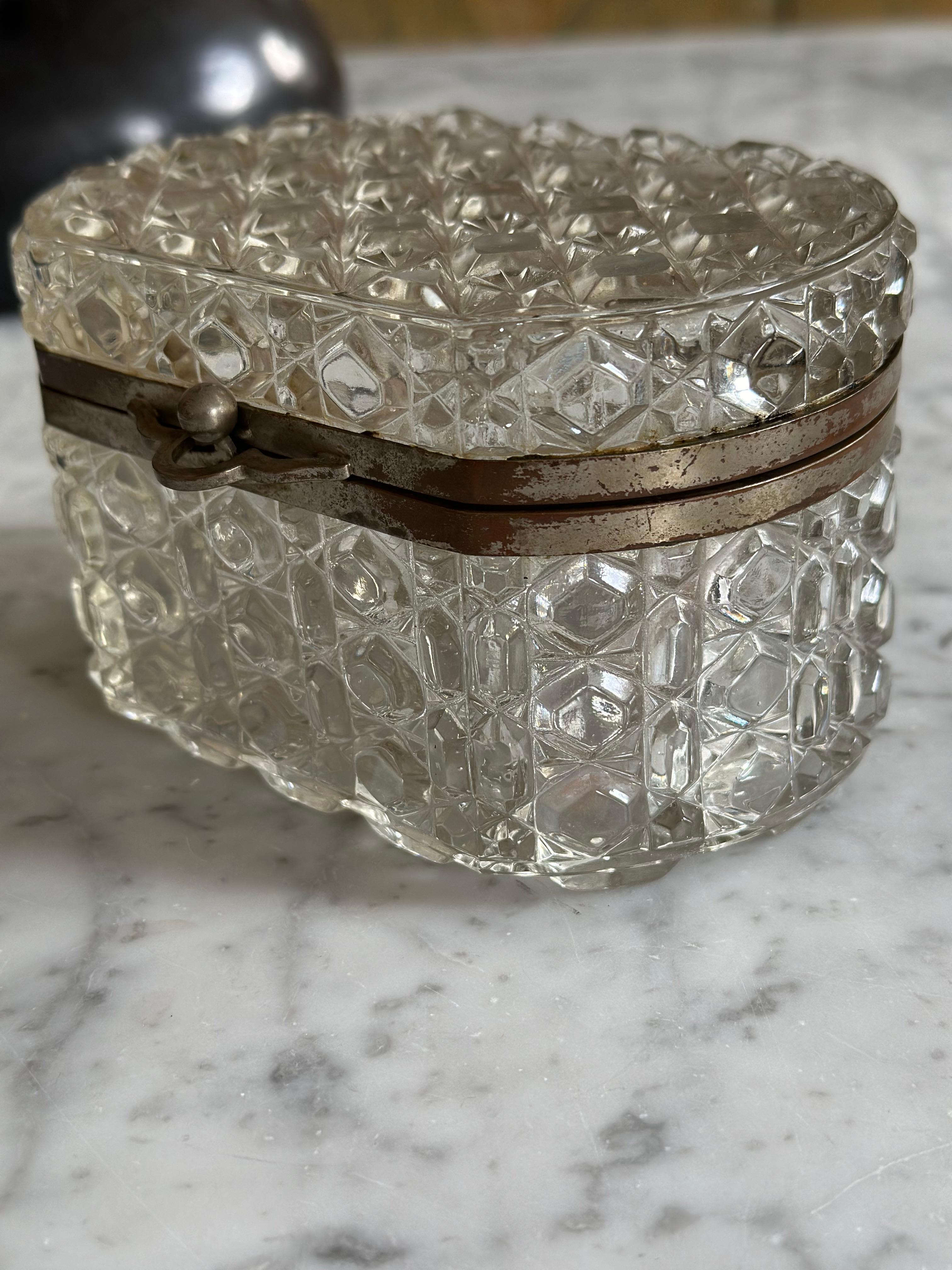 French pressed Glass  Jewelry Box, Vanity Box, or Candy Dish In Good Condition In Hamburg, DE