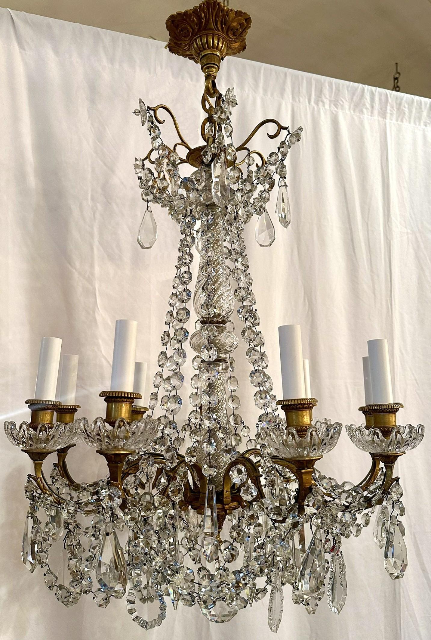 Français Lustre ancien à 8 lumières en cristal taillé français et bronze doré, vers 1890. en vente