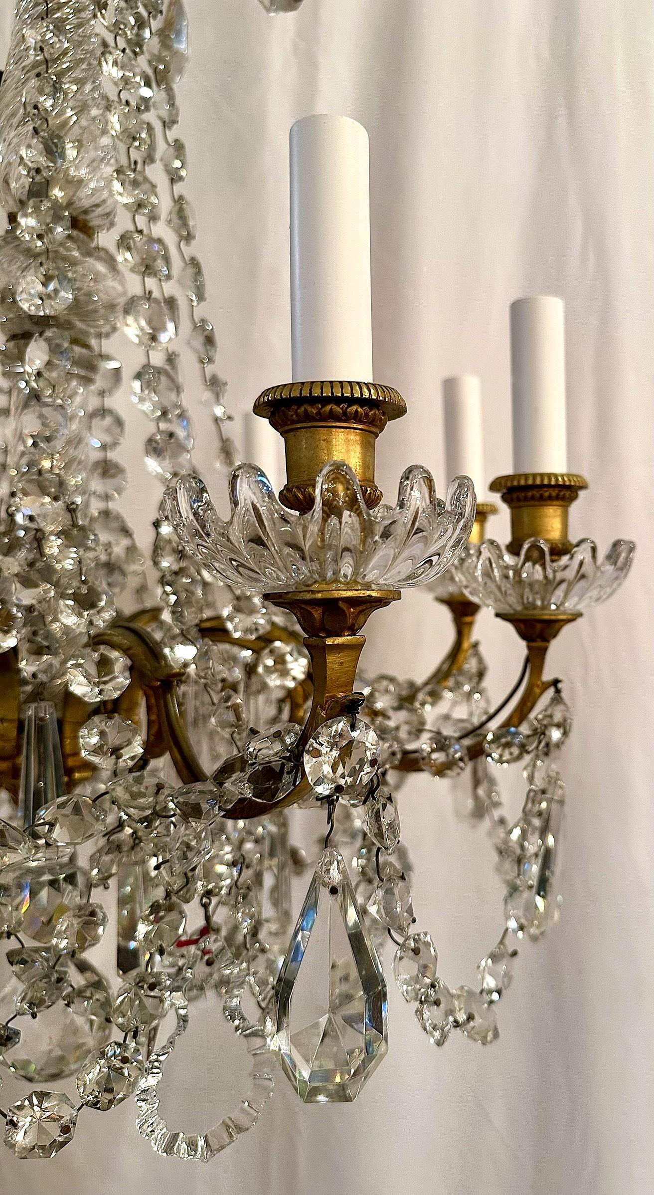 XIXe siècle Lustre ancien à 8 lumières en cristal taillé français et bronze doré, vers 1890. en vente
