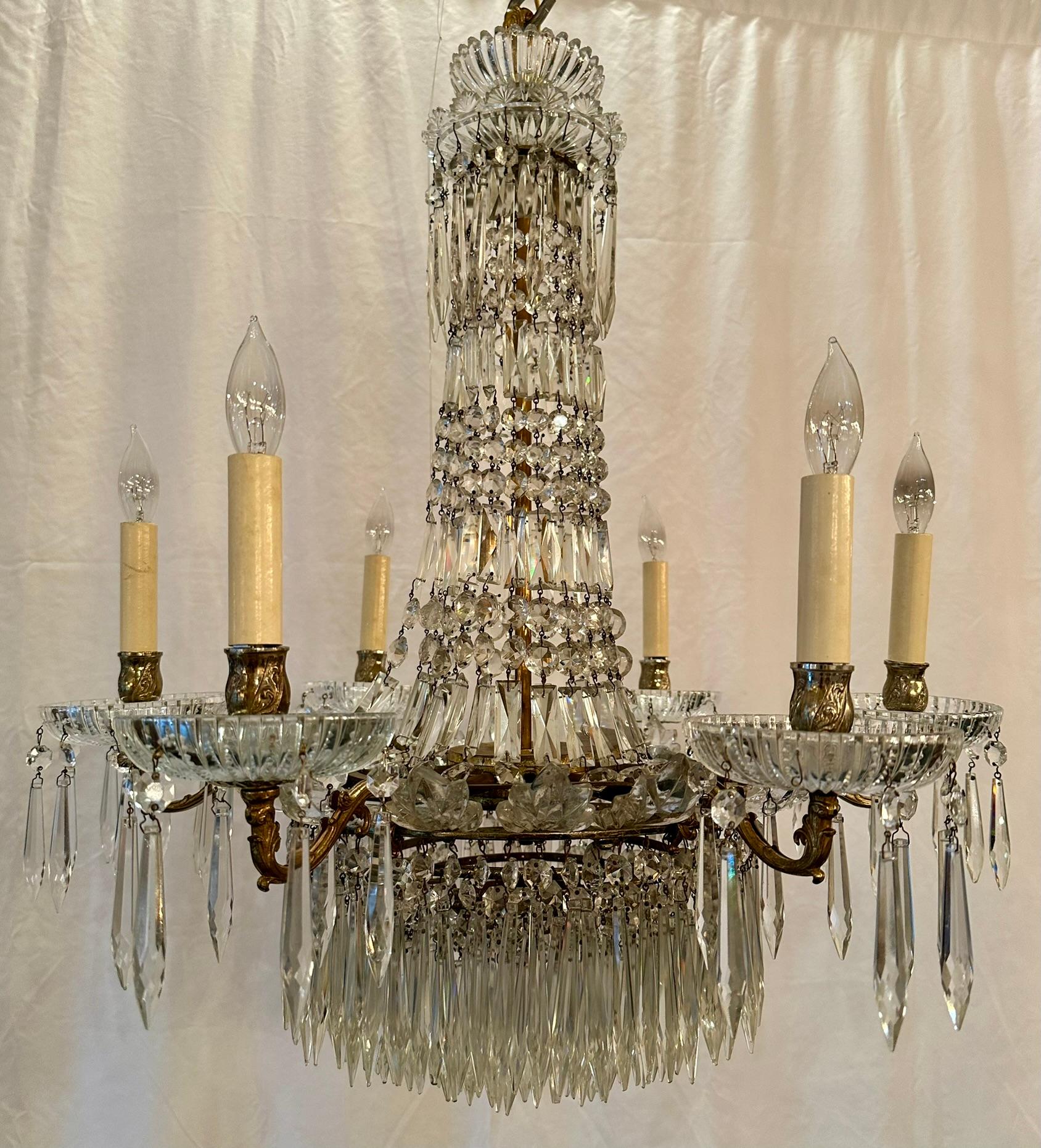 Francese Antico lampadario francese in cristallo tagliato e bronzo dorato, CIRCA 1890. in vendita