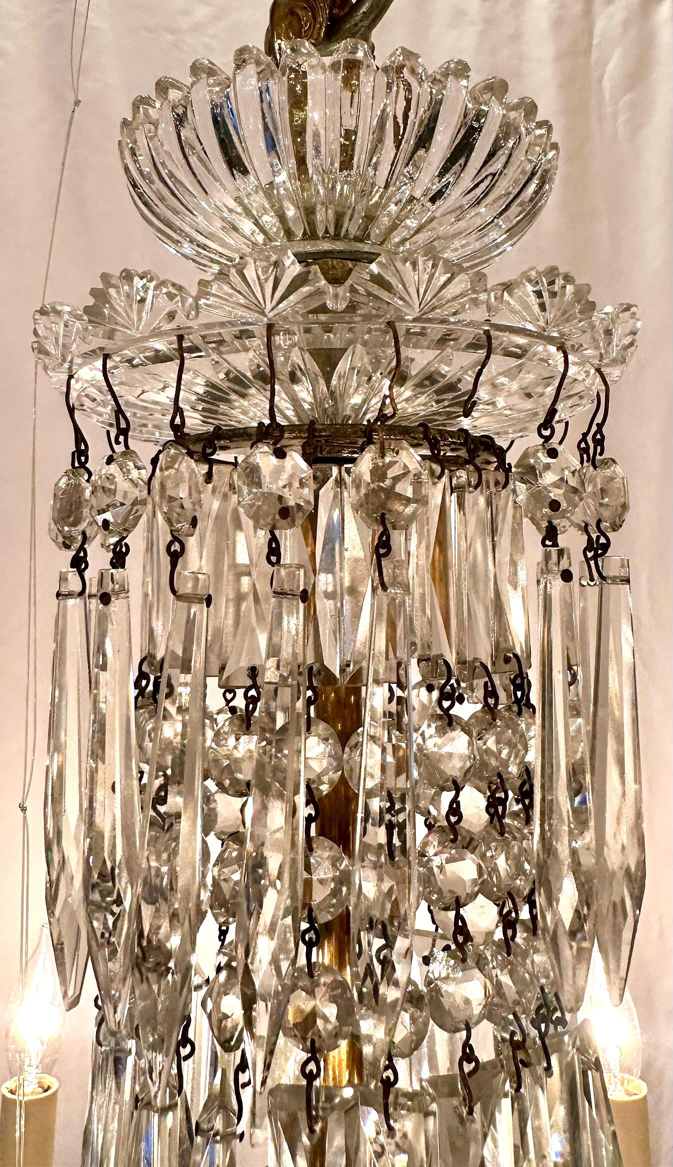 Antico lampadario francese in cristallo tagliato e bronzo dorato, CIRCA 1890. In condizioni buone in vendita a New Orleans, LA