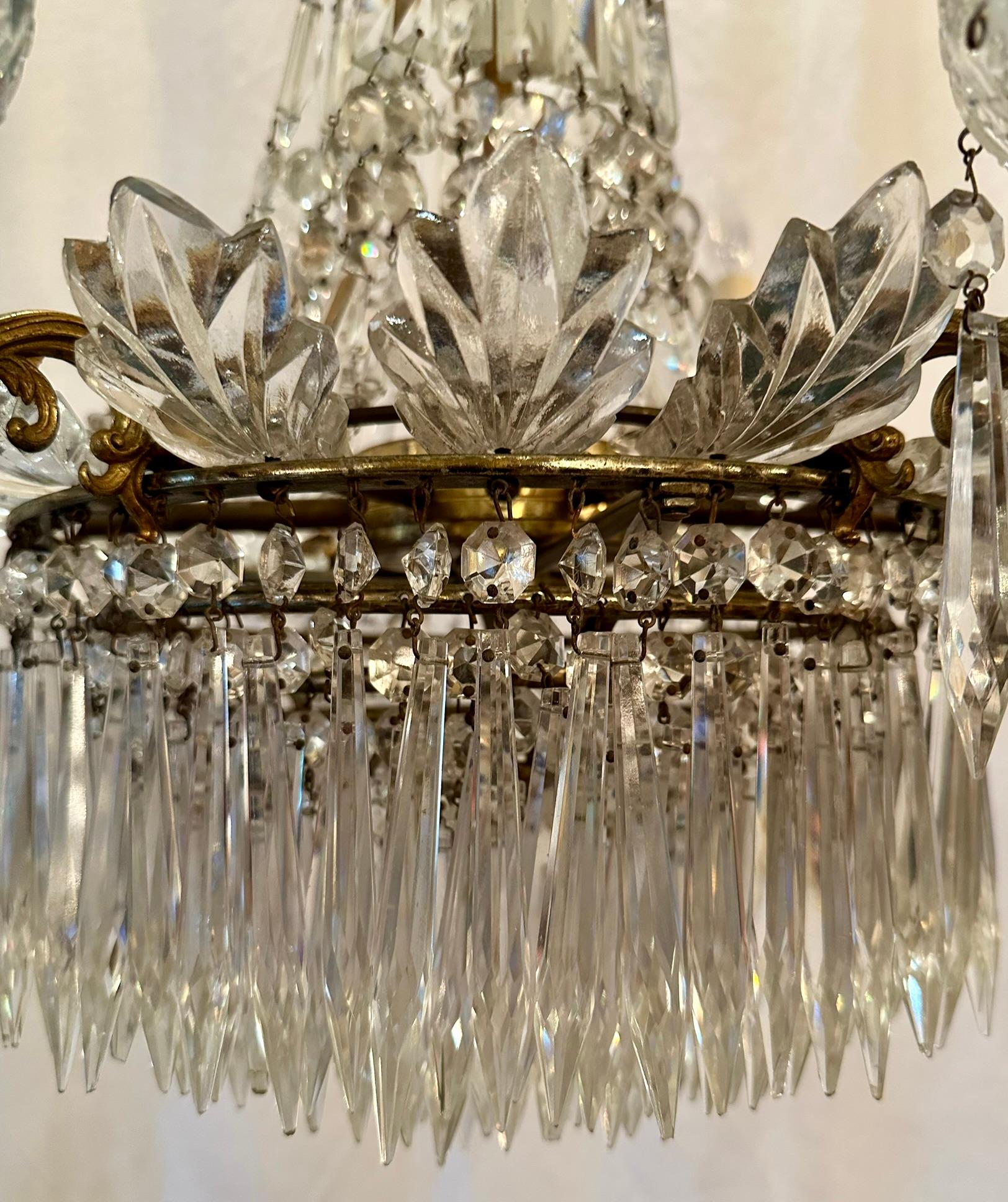 XIX secolo Antico lampadario francese in cristallo tagliato e bronzo dorato, CIRCA 1890. in vendita