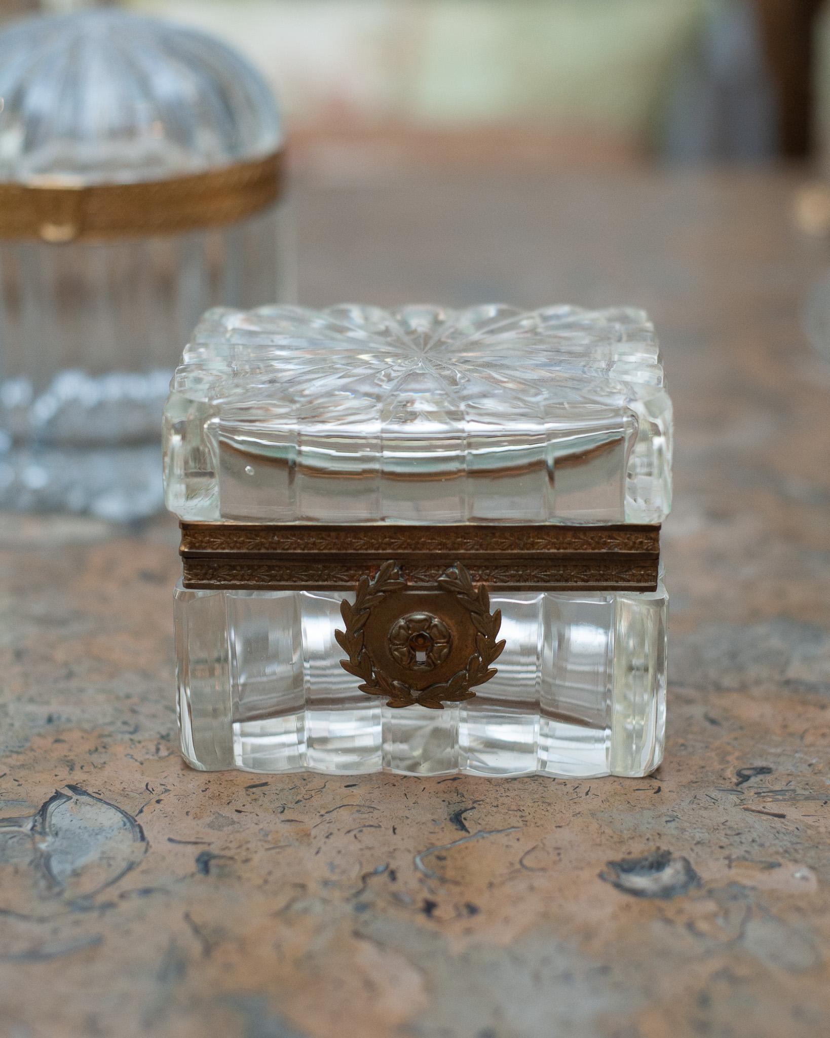 Esta caja de cristal antiguo y bronce destaca en cualquier espacio. Esta pieza, una producción francesa de principios del siglo XX, transita sin problemas de interiores modernos a clásicos con su forma sofisticada y su calidad para captar la luz.