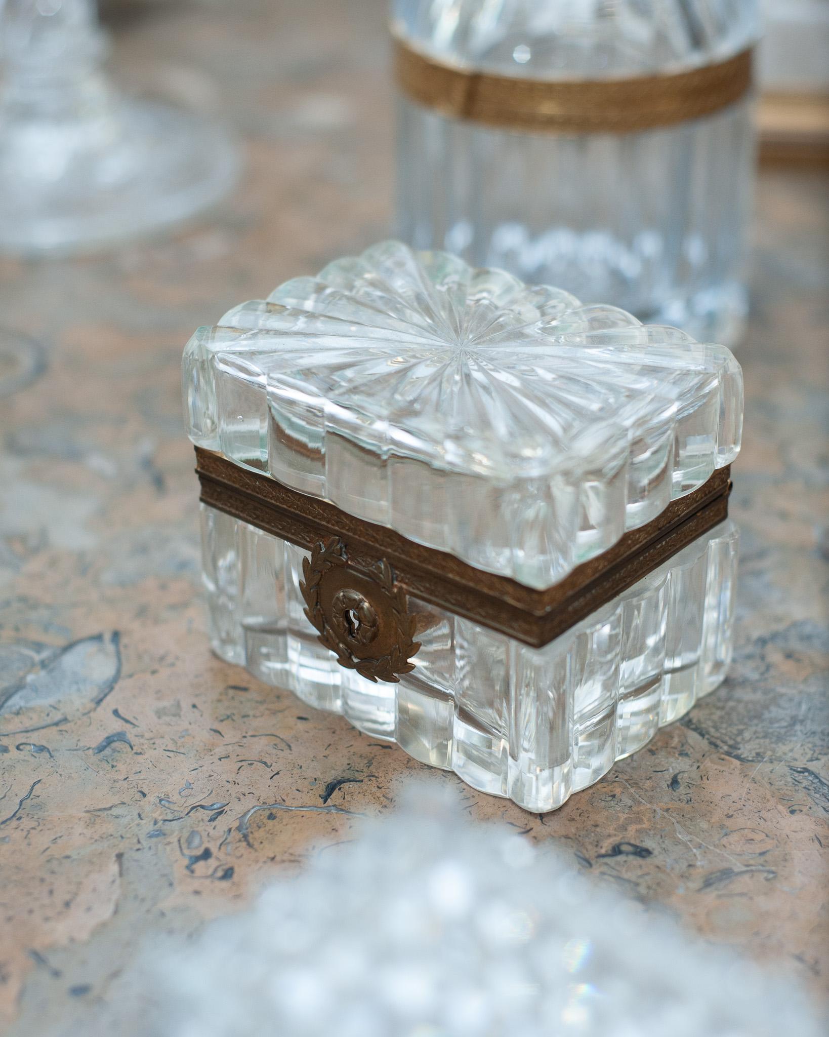 Caja de Cristal Tallado Antique French con Monturas de Bronce Francés en venta