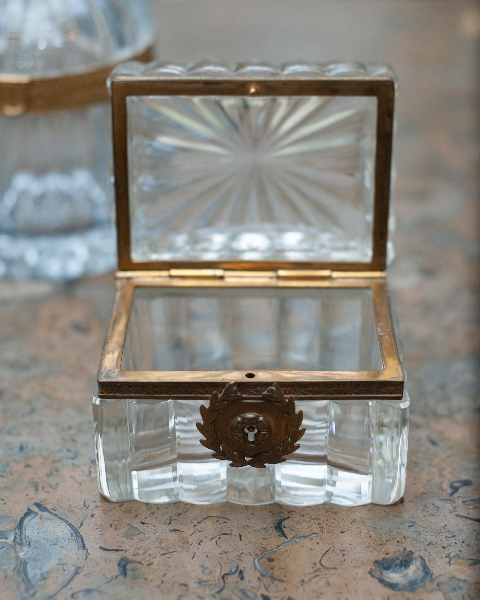 Caja de Cristal Tallado Antique French con Monturas de Bronce en Bueno estado para la venta en Toronto, ON
