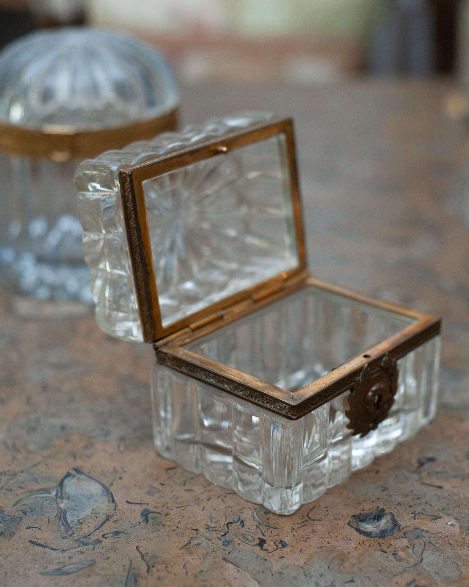 Caja de Cristal Tallado Antique French con Monturas de Bronce siglo XX en venta