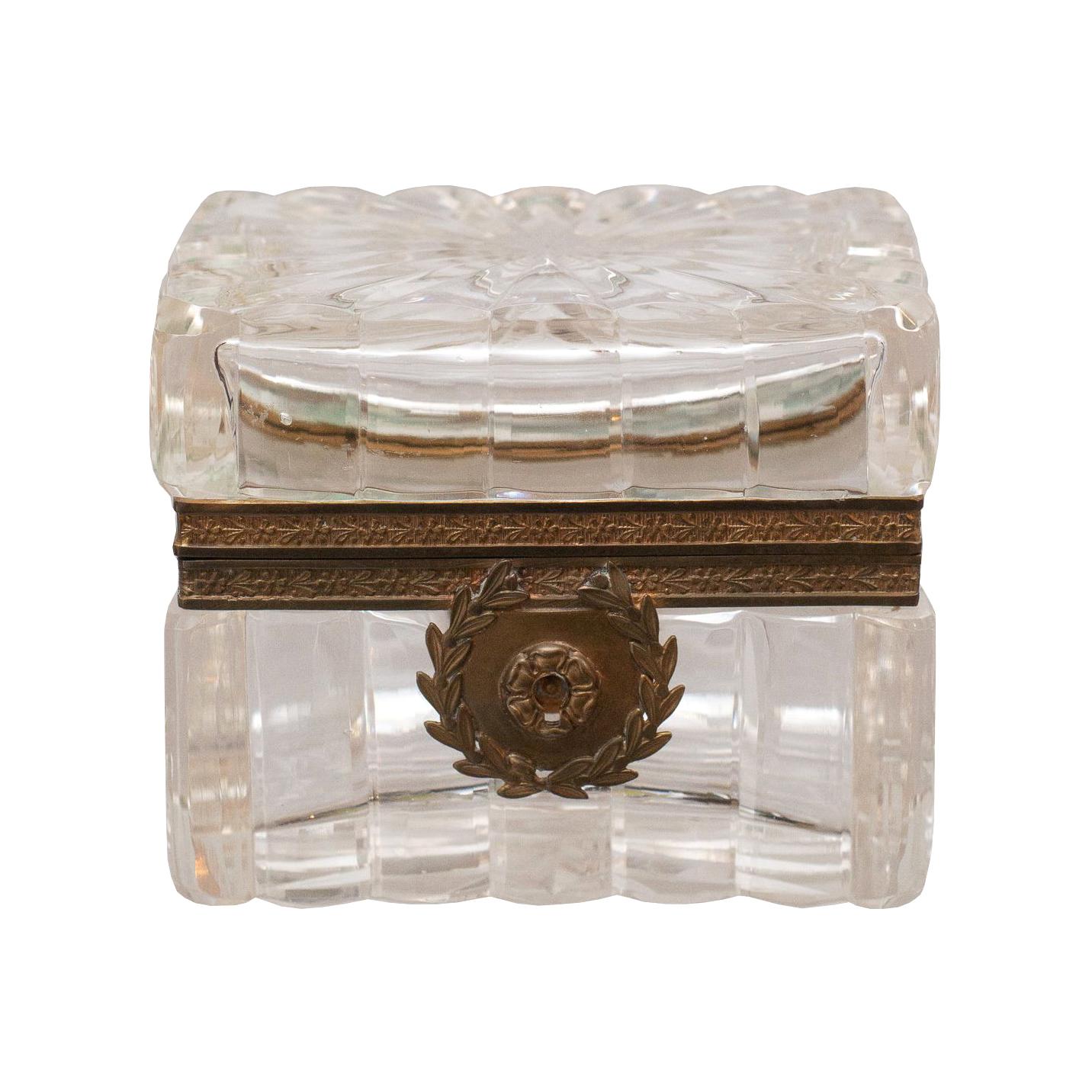 Antike französische Schachtel aus geschliffenem Kristall mit Bronzebeschlägen