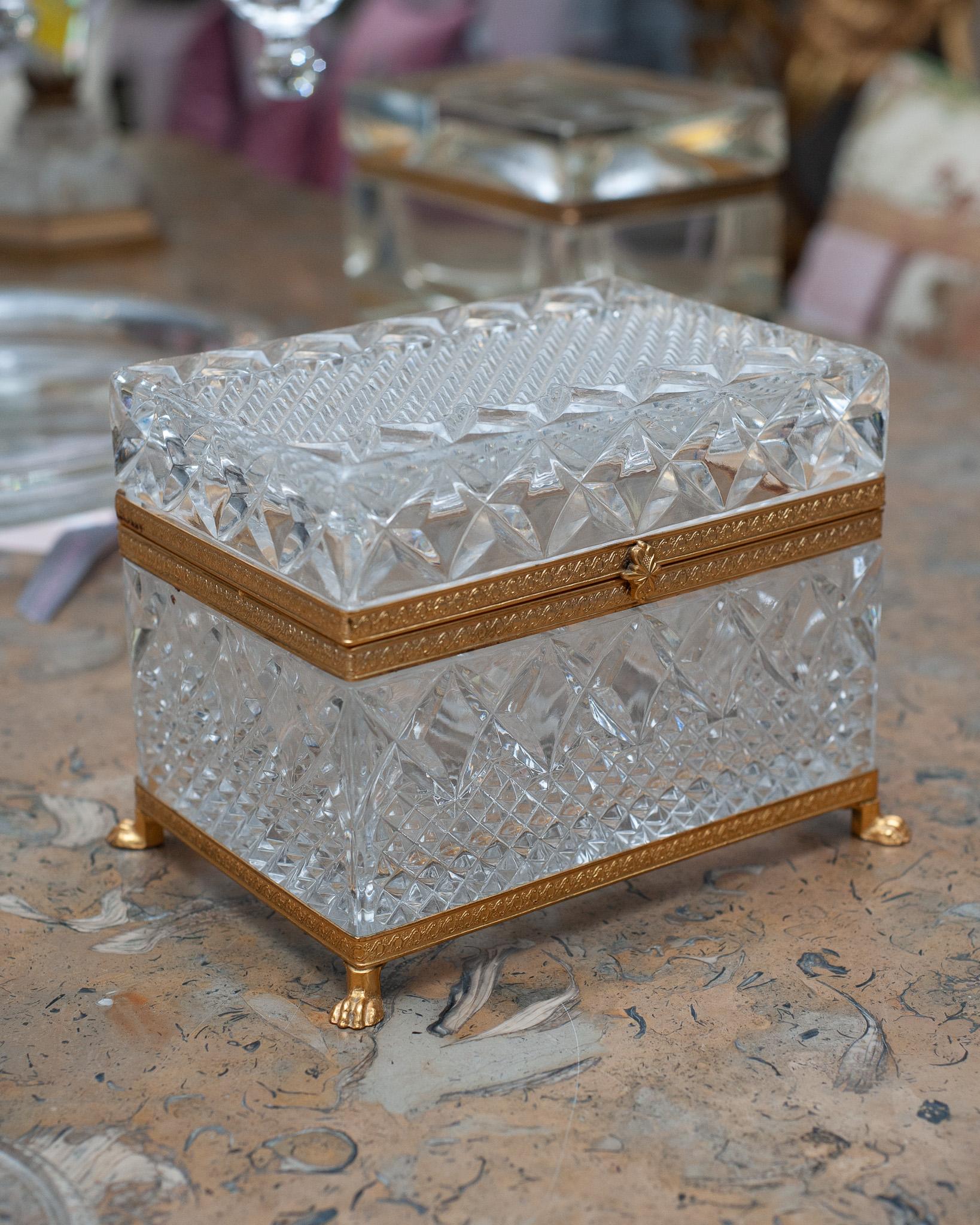 Esta caja de cristal tallado antiguo y bronce destaca en cualquier espacio. Esta pieza, una producción francesa de principios del siglo XX, transita sin problemas de interiores modernos a clásicos con su forma sofisticada y su calidad para captar la