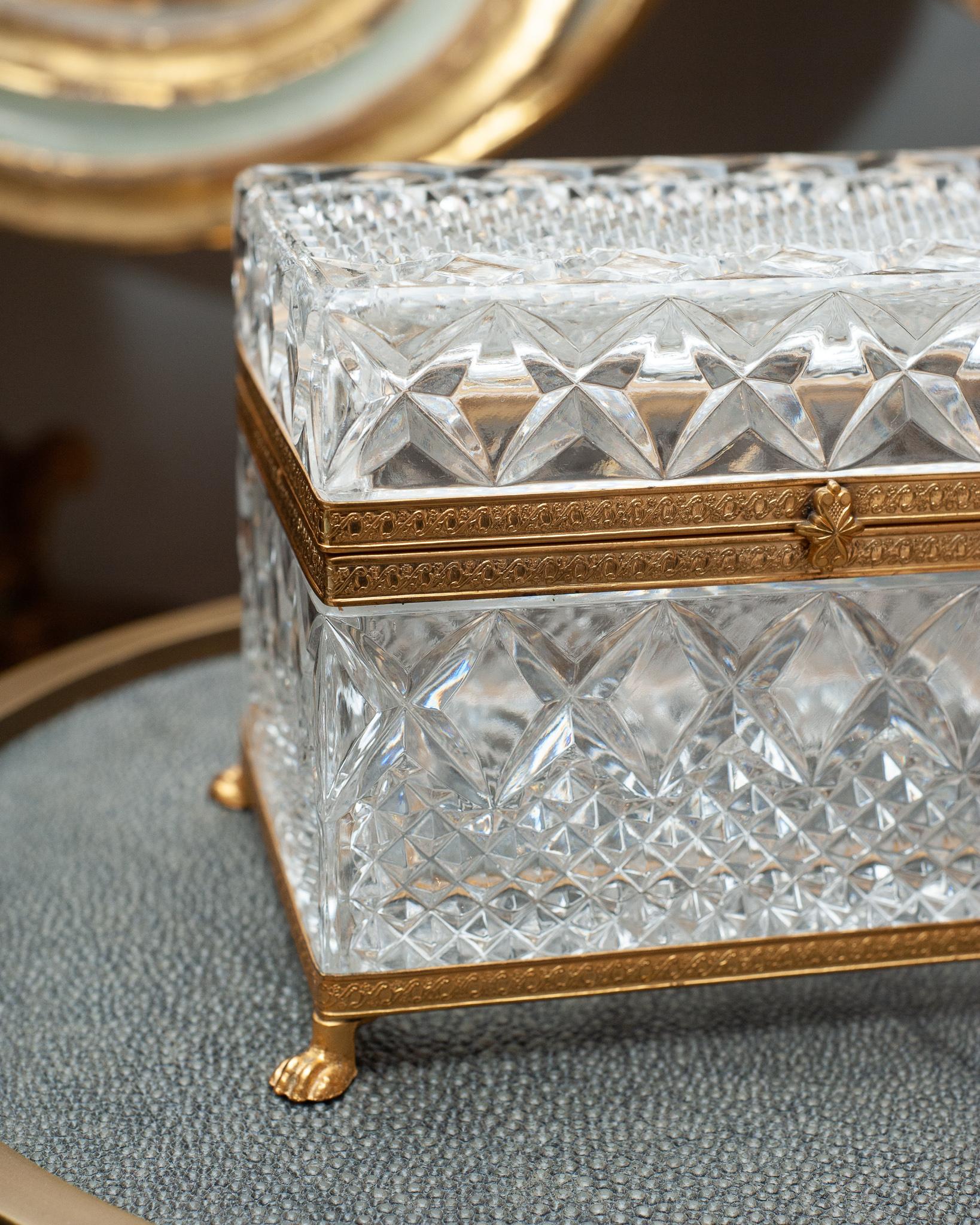 Français Boîte à charnière en cristal taillé français d'antiquités avec montures en bronze en vente