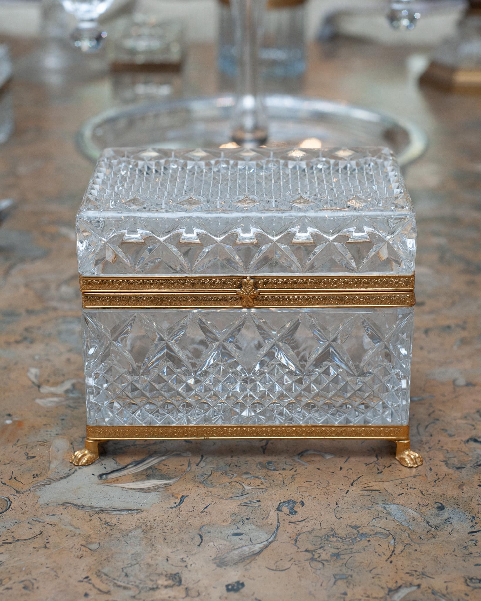 Caja abatible de cristal tallado Antique French con monturas de bronce en Bueno estado para la venta en Toronto, ON