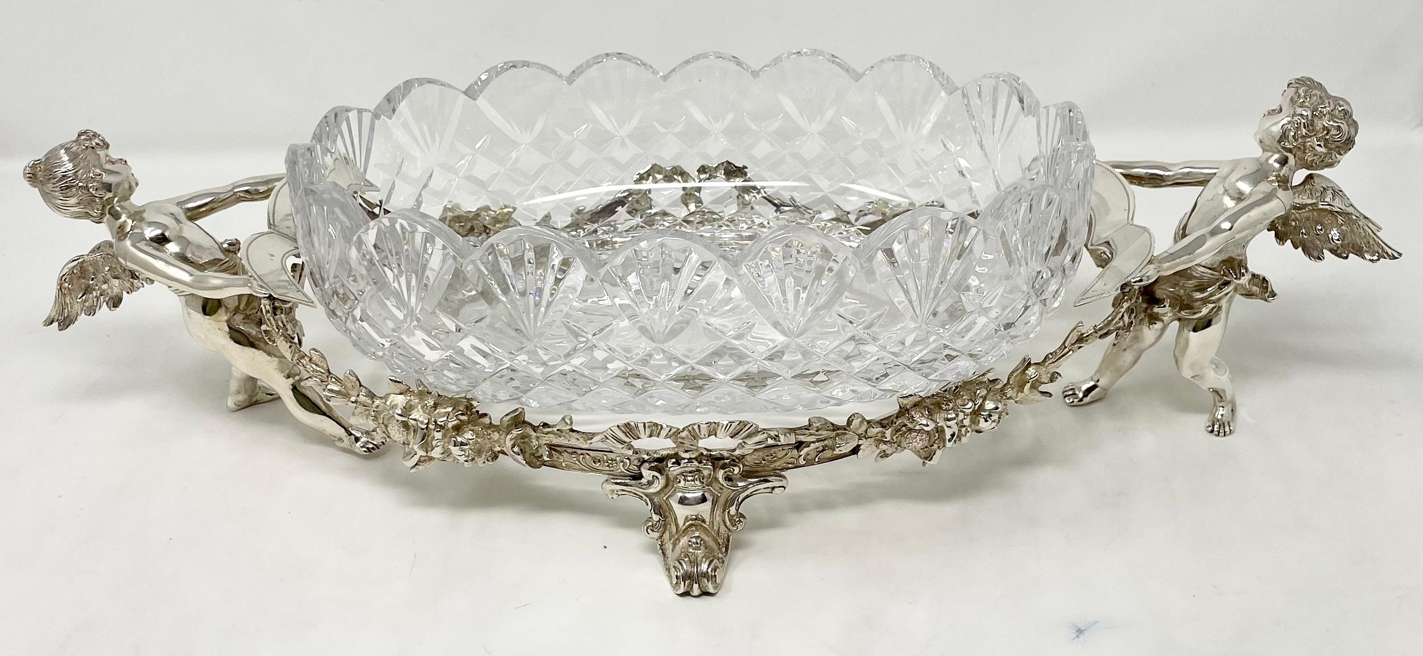 Antique centre de table français en cristal taillé et argent sur bronze avec des arcs et des chérubins figuratifs, vers 1890.