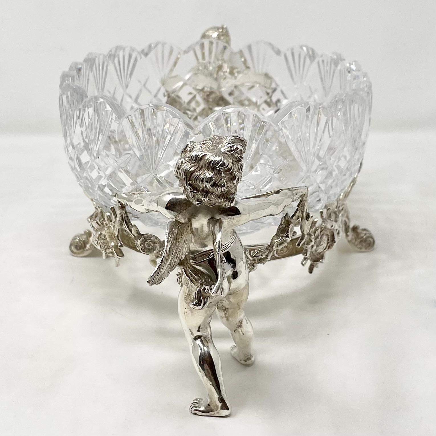 Centre de table ancien en cristal taillé français et argent sur bronze « chérubins », vers 1890. Bon état - En vente à New Orleans, LA