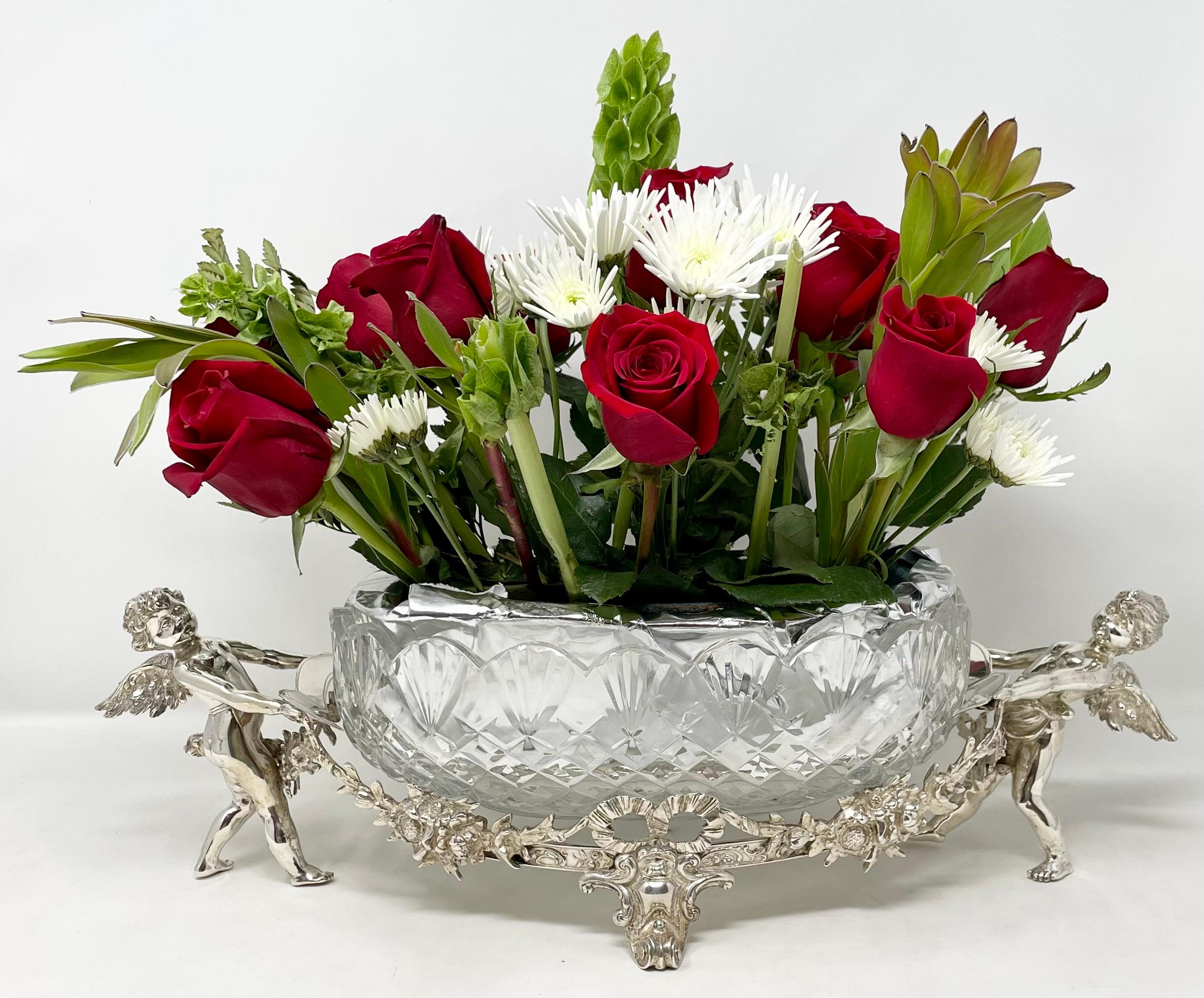 XIXe siècle Centre de table ancien en cristal taillé français et argent sur bronze « chérubins », vers 1890. en vente