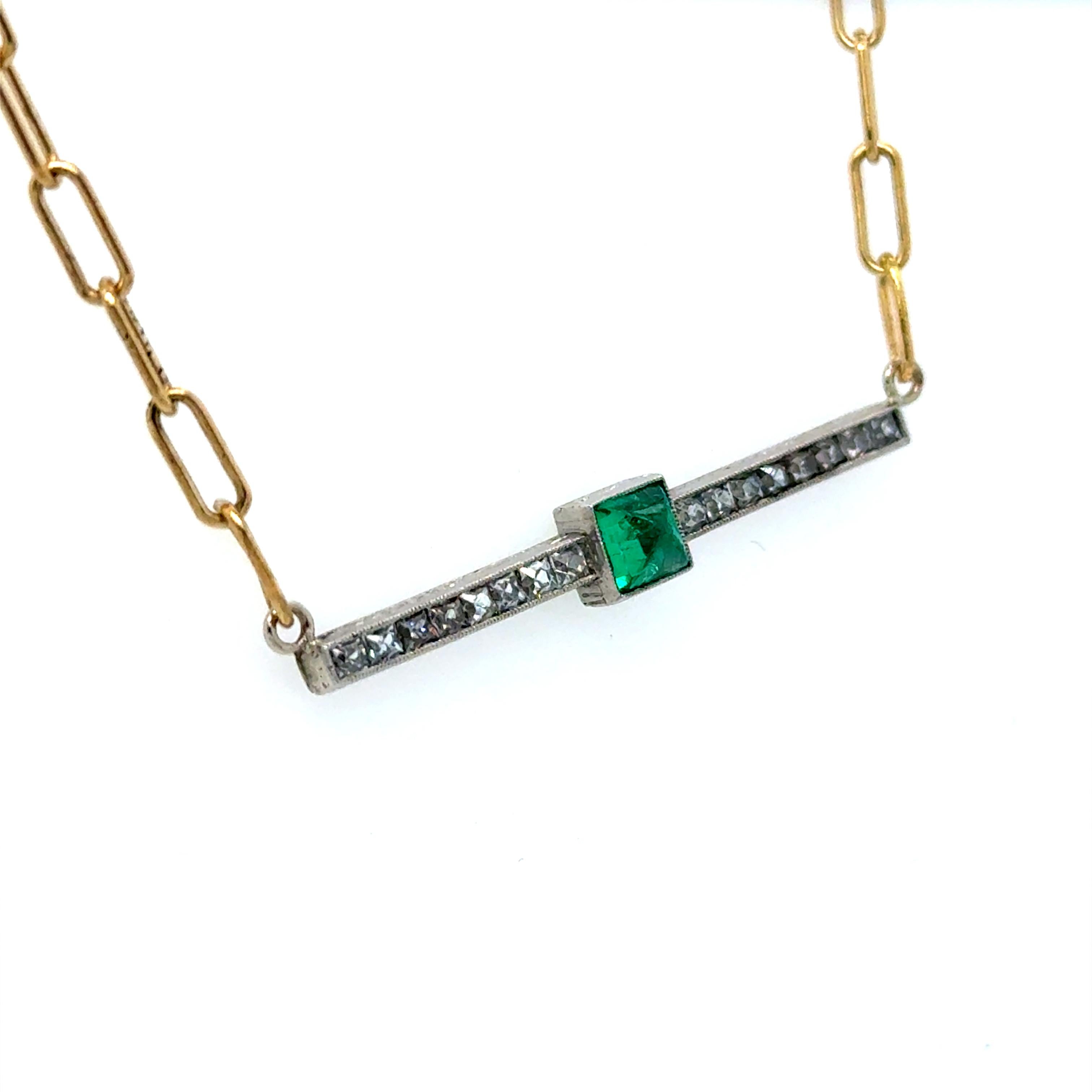 Collier en platine et or jaune 18 carats avec émeraude ancienne Sugarloaf et diamant de taille française

Rehaussez votre collection avec ce superbe collier antique, orné d'une vibrante émeraude taillée en pain de sucre et flanquée de diamants de