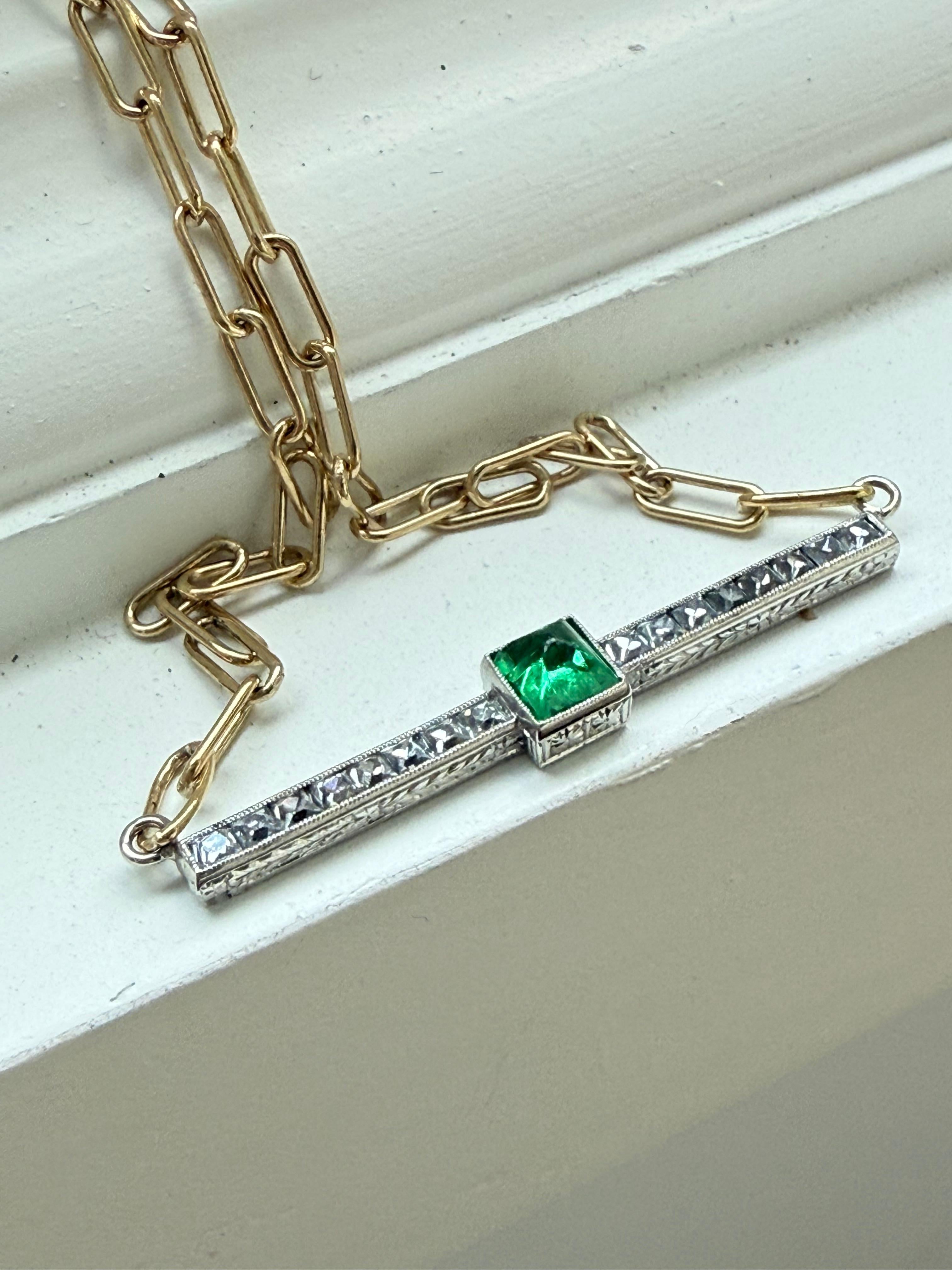 Taille française Collier ancien en or 18 carats avec diamants taille française et émeraudes taillées en forme de pain de sucre en vente