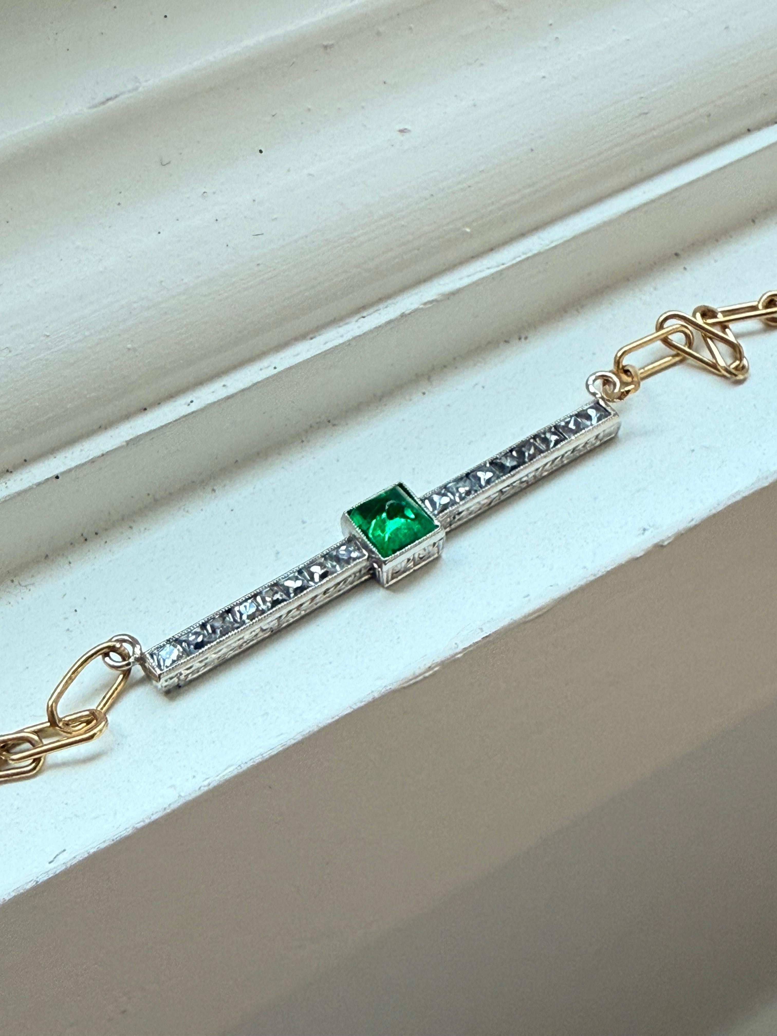 Collier ancien en or 18 carats avec diamants taille française et émeraudes taillées en forme de pain de sucre Bon état - En vente à San Francisco, CA