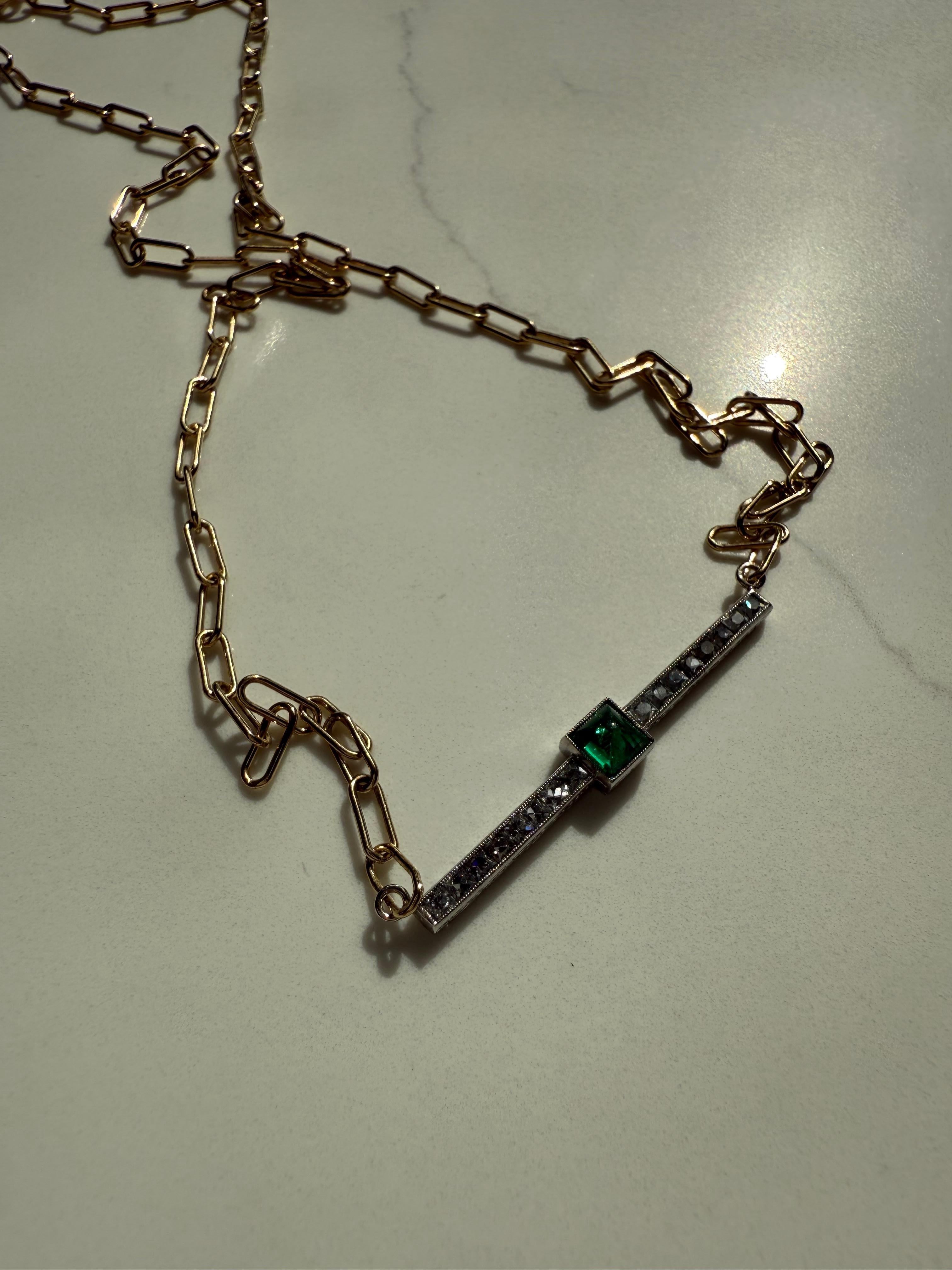 Collier ancien en or 18 carats avec diamants taille française et émeraudes taillées en forme de pain de sucre en vente 1