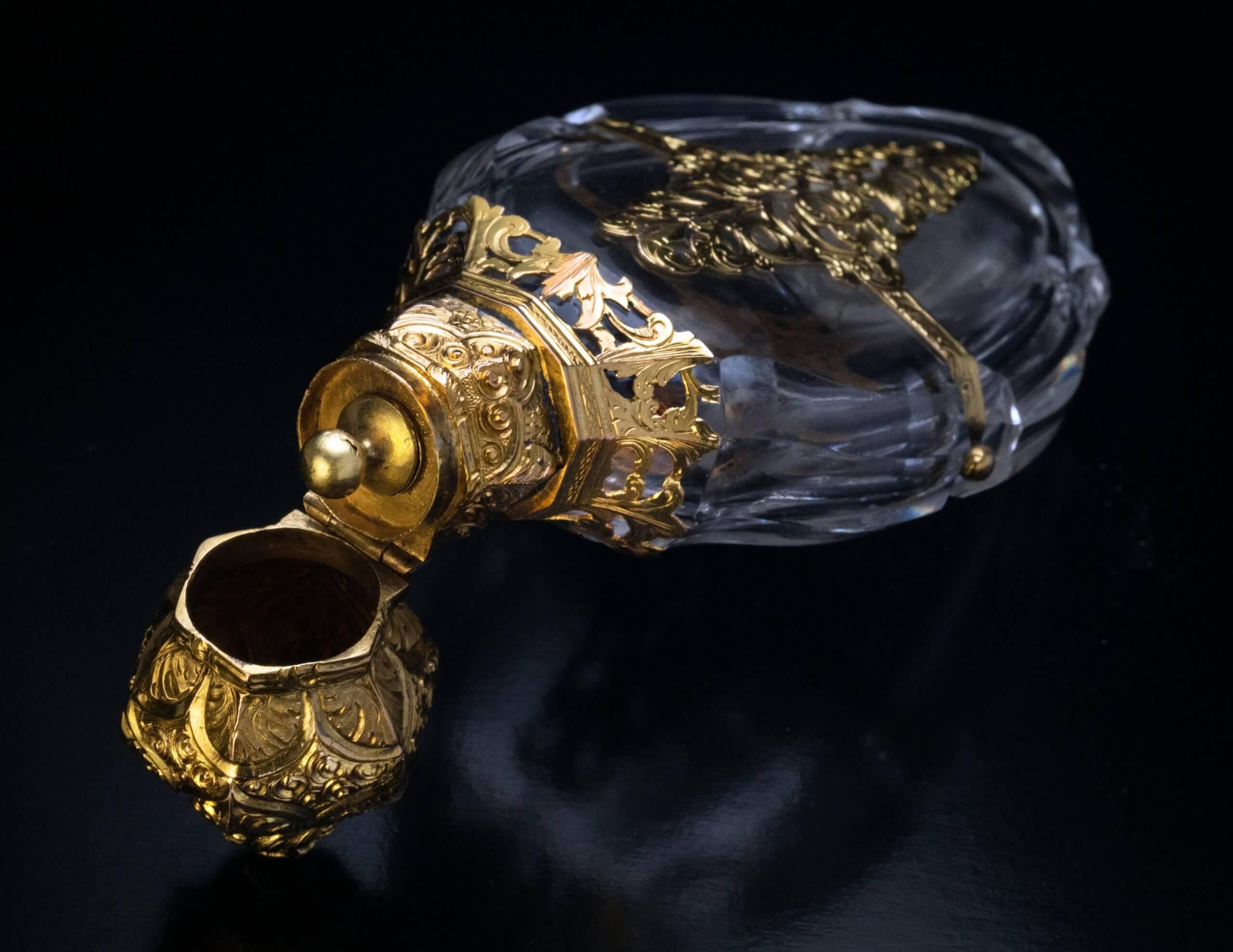 Circa 1850  Questo eccellente flacone di profumo antico francese è finemente modellato nello stile neo-rinascimentale della metà del XIX secolo. Il corpo è realizzato in vetro tagliato e montato con ornati traforati e incisi in oro 18 carati a forma