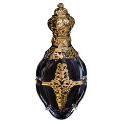 Antique French Botella de perfume de vidrio tallado dorado 1850s