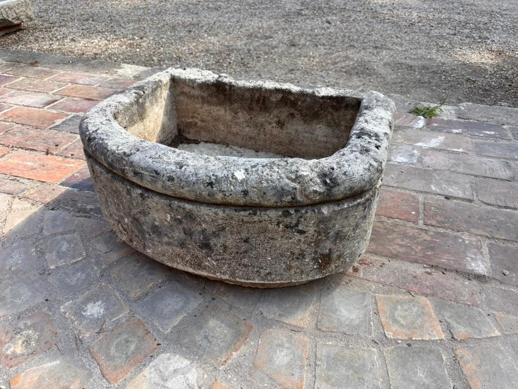 Ancienne auge ou jardinière en pierre calcaire en forme de D French, 19e siècle État moyen - En vente à COULLONS, FR
