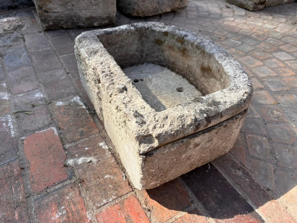 XIXe siècle Ancienne auge ou jardinière en pierre calcaire en forme de D French, 19e siècle en vente