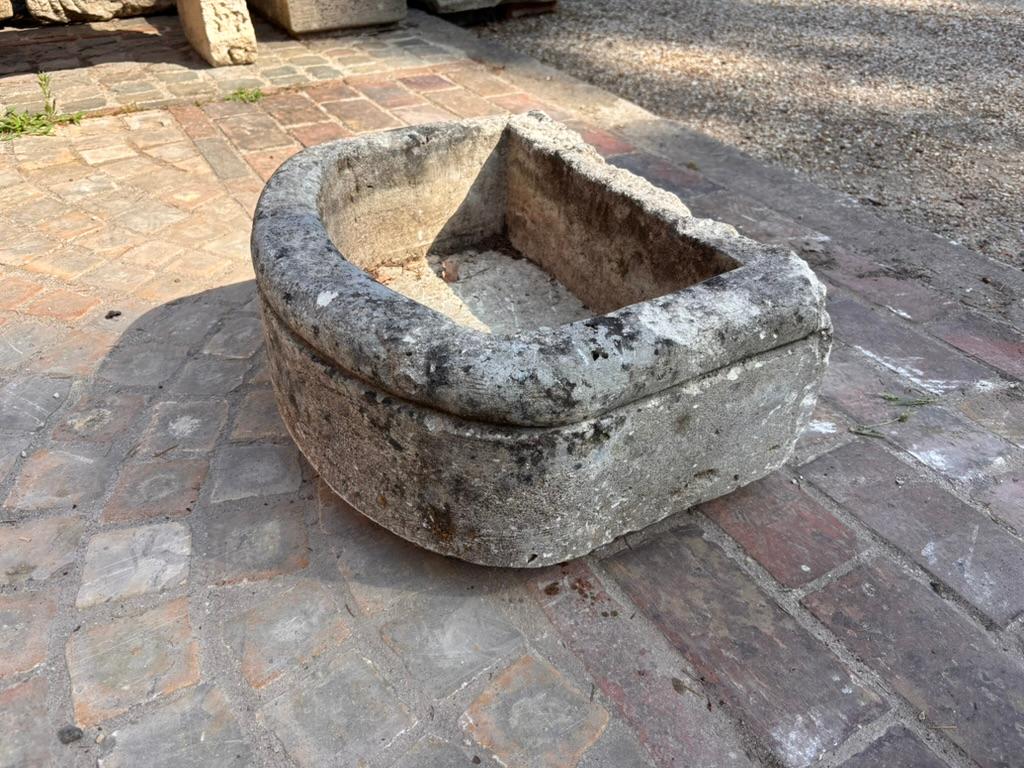 Pierre Ancienne auge ou jardinière en pierre calcaire en forme de D French, 19e siècle en vente