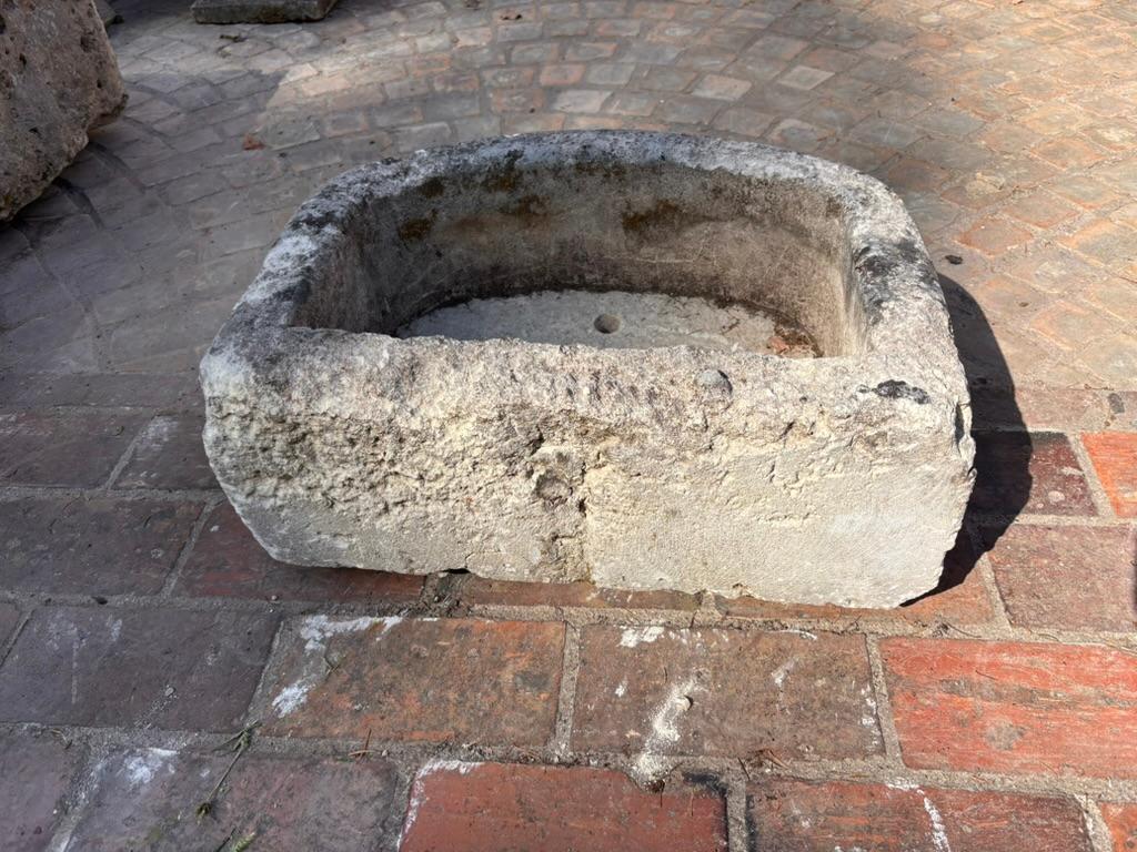 Ancienne auge ou jardinière en pierre calcaire en forme de D French, 19e siècle en vente 1