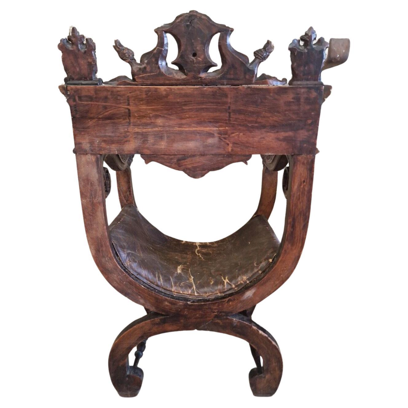 Fabuleux fauteuil Dagobert français de style Renaissance 

Bois sculpté à la main représentant des créatures mythiques, datant du début des années 1800.

Condition originale non restaurée, le cuir du siège est usé et décollé. Cette maison a beaucoup
