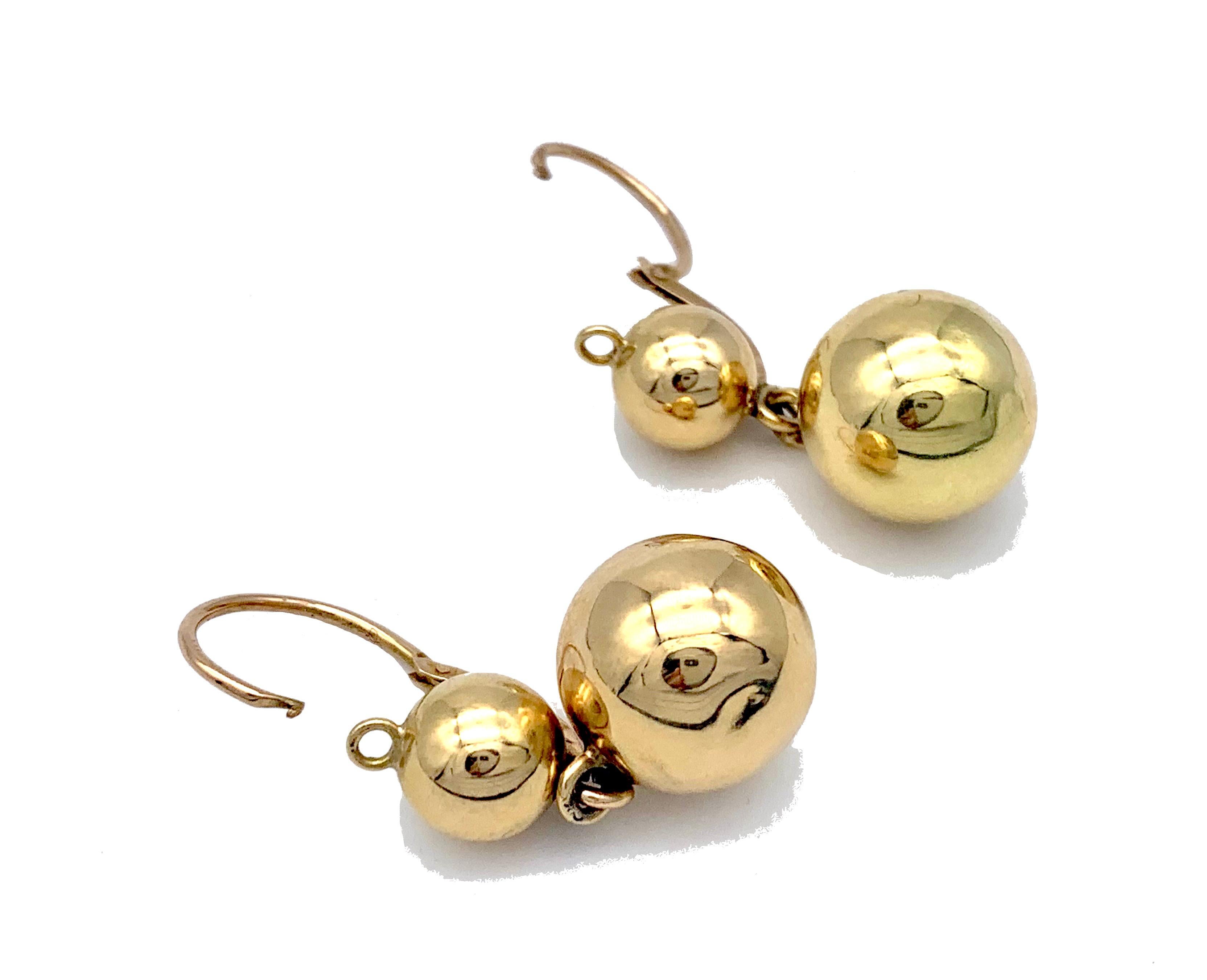 These elegant dangling earrings were made in France around 1880 out of 18 karat gold. The hooks are impressed with French hallmarks. The ball motive is always attractive, reflecting the the light and the surroundings. The earrings are in fine