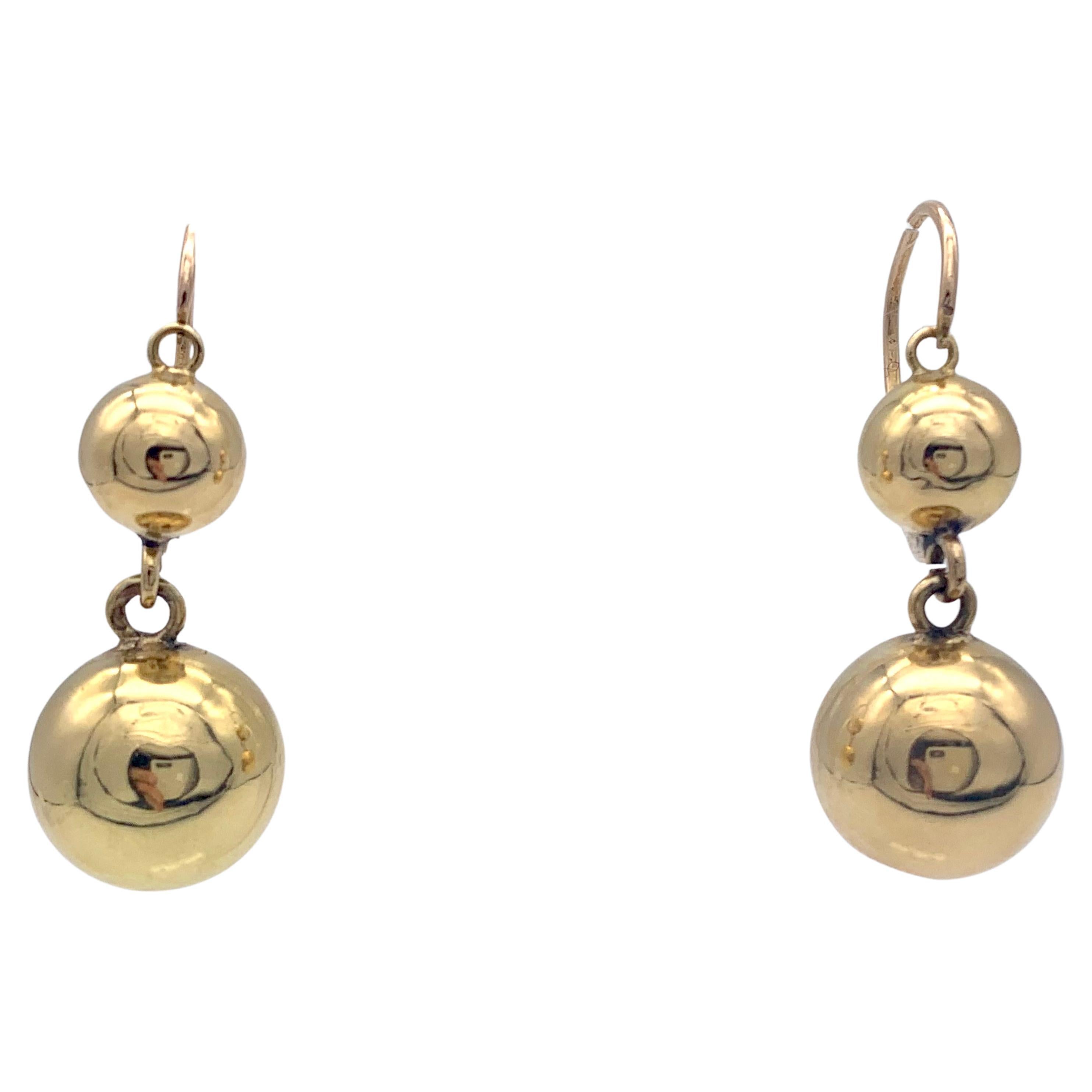 Boucles d'oreilles pendantes françaises anciennes en or jaune 18 carats en vente
