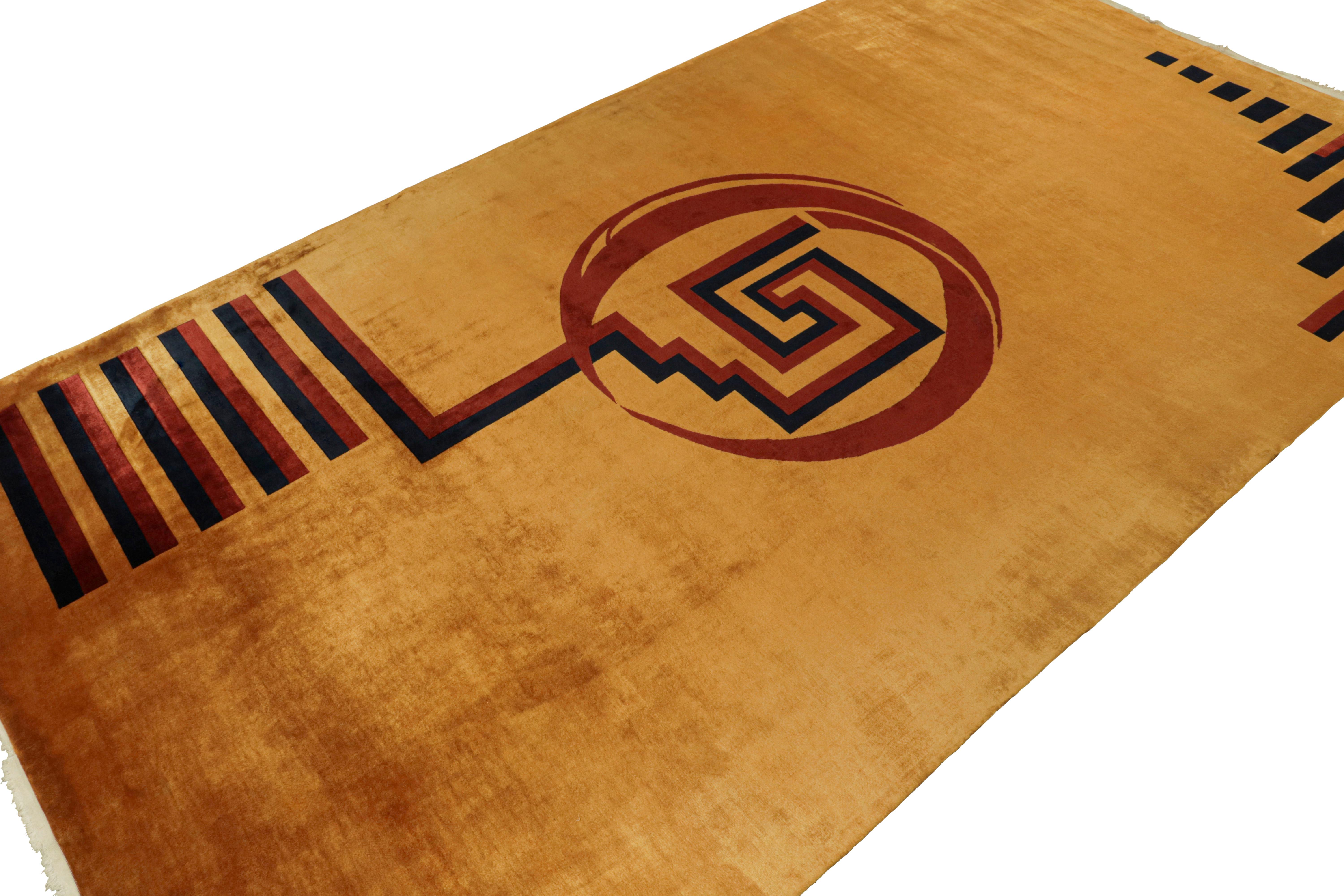 Alfombra Antique French Deco con diseño geométrico dorado, rojo y azul de Rug & Kilim Francés en venta