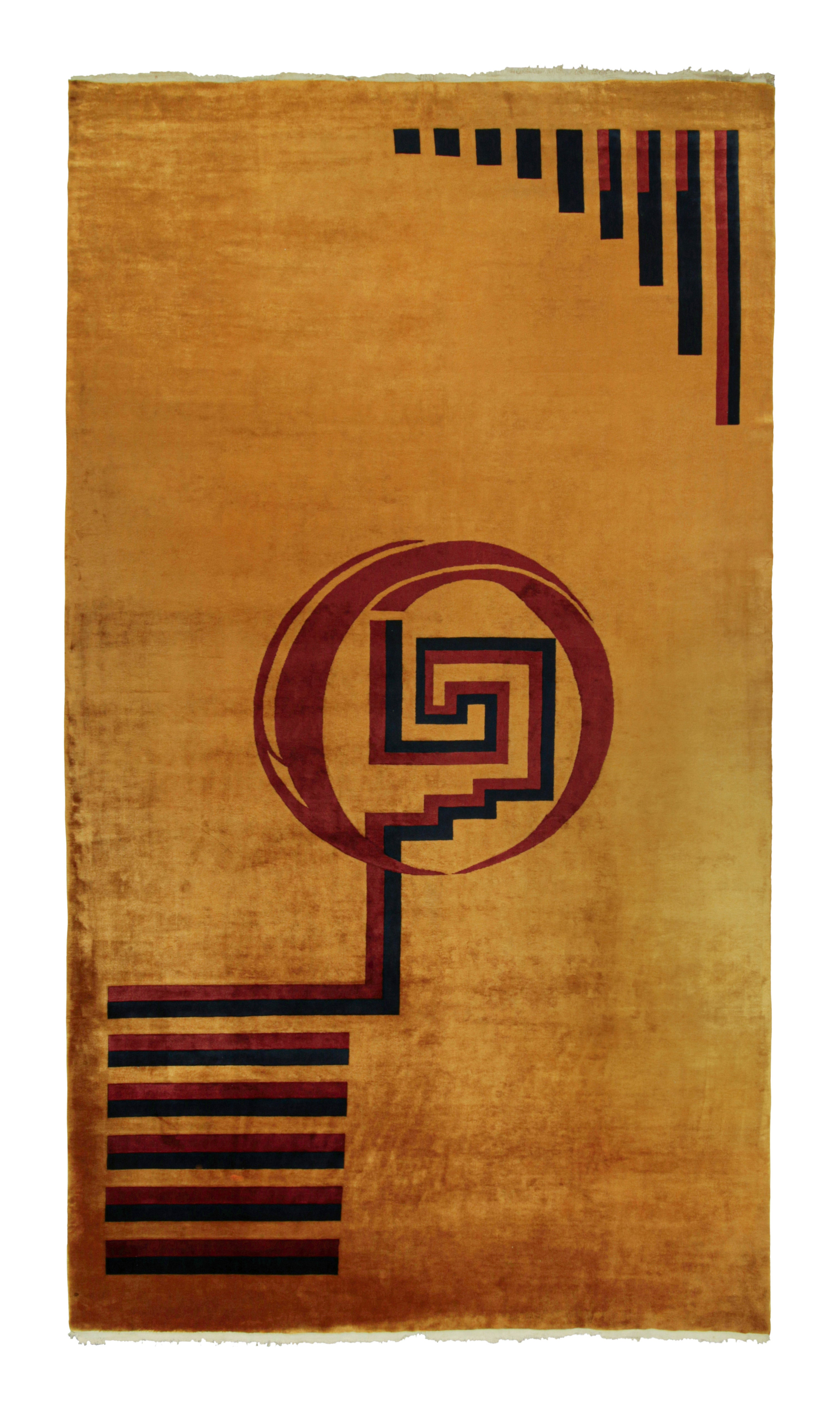 Alfombra Antique French Deco con diseño geométrico dorado, rojo y azul de Rug & Kilim en venta