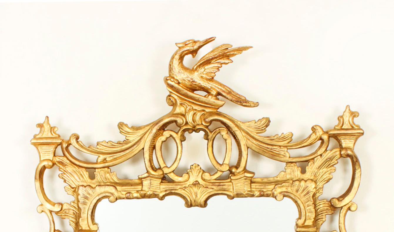 Il s'agit d'un joli miroir en bois doré de style néo-rococo français, datant d'environ 1880.

Ce miroir est richement sculpté avec des crêtes de phénix sur les côtés supérieurs et inférieurs.  flanquée de rinceaux d'acanthe rococo et équipée d'une