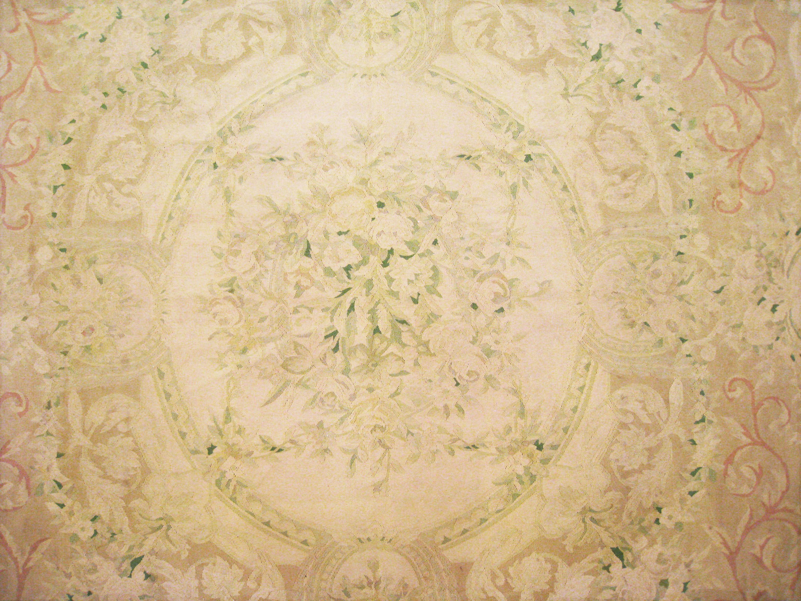 Antiker französischer dekorativer orientalischer Aubusson-Teppich in Zimmergröße  im Zustand „Gut“ im Angebot in New York, NY