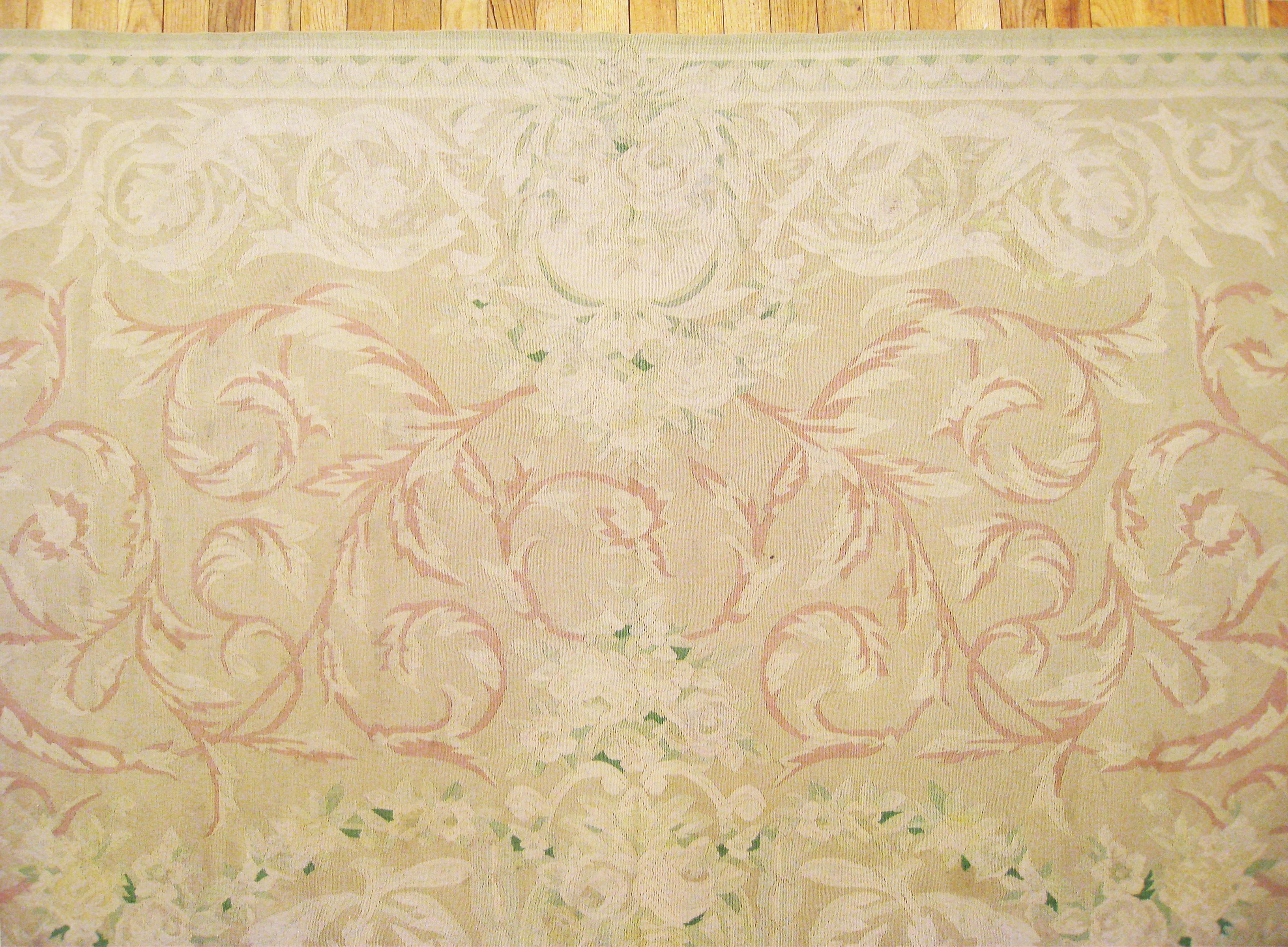 Antiker französischer dekorativer orientalischer Aubusson-Teppich in Zimmergröße  (Frühes 20. Jahrhundert) im Angebot