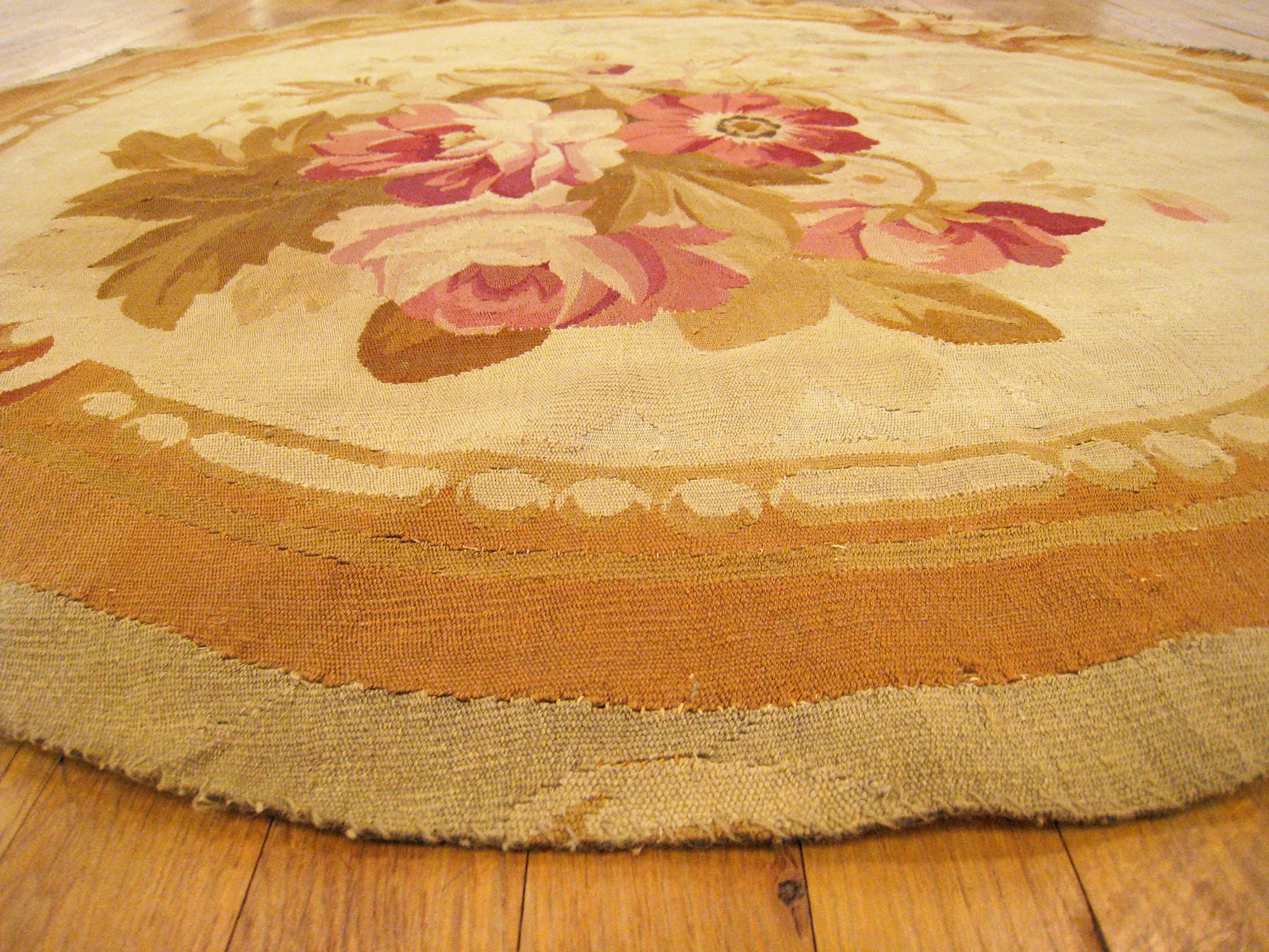 Antiker französischer dekorativer orientalischer Aubusson-Teppich in kleiner Größe im Angebot 1