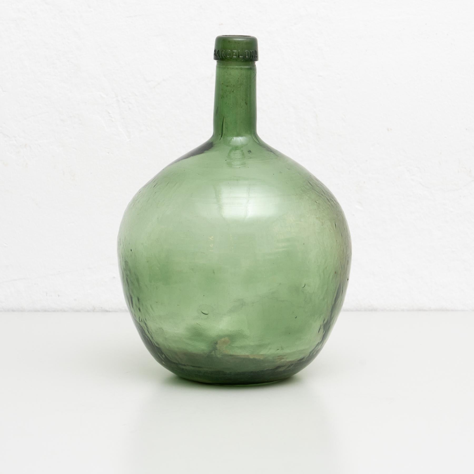 Antike Demijohn-Glasflasche aus Barcelona.
Hergestellt aus Glas.

Originaler Zustand mit geringen alters- und gebrauchsbedingten Abnutzungserscheinungen, die eine schöne Patina erhalten haben.