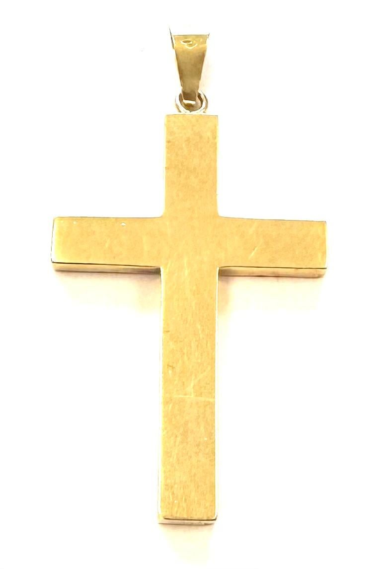Dieses antike französische Kreuz wurde in den 50er Jahren hergestellt. Das Kreuz ist mit Blattformen geschnitzt, um einen Glanz- und Glitzereffekt zu erzielen. Die Technik der Satinierung wurde auch auf der Vorderseite des Anhängers angewendet. Das