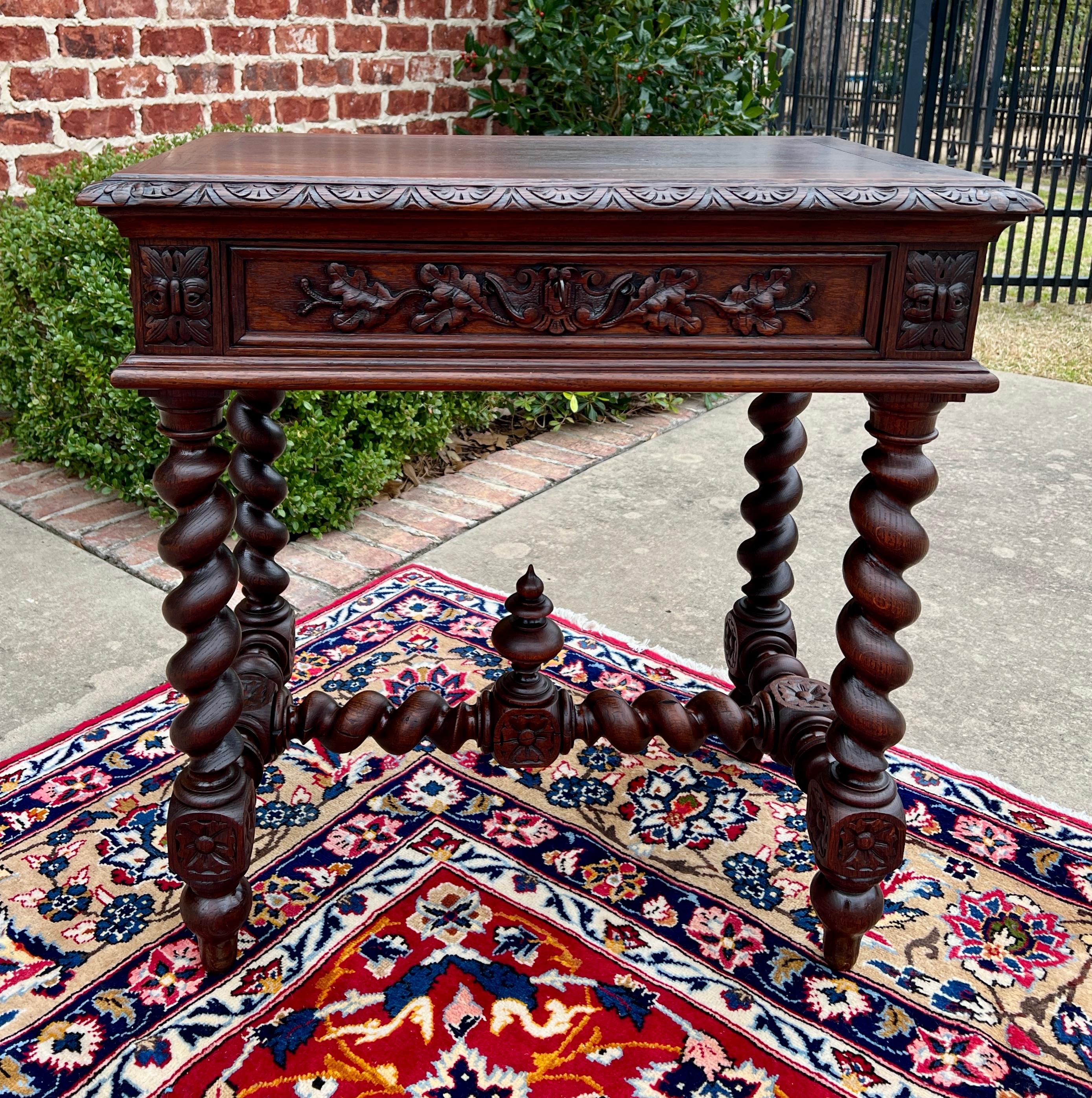 GORGOSO Escritorio o Mesa de Escribir o Mesilla de Noche Renacentista de Roble Francés Antiguo PETITO con Cajón, Patas Torcidas de Cebada, Camilla y Remate hacia Arriba
~~c. 1900 

¡Ahora que mucha gente trabaja desde casa, los ESCRITORIOS se han